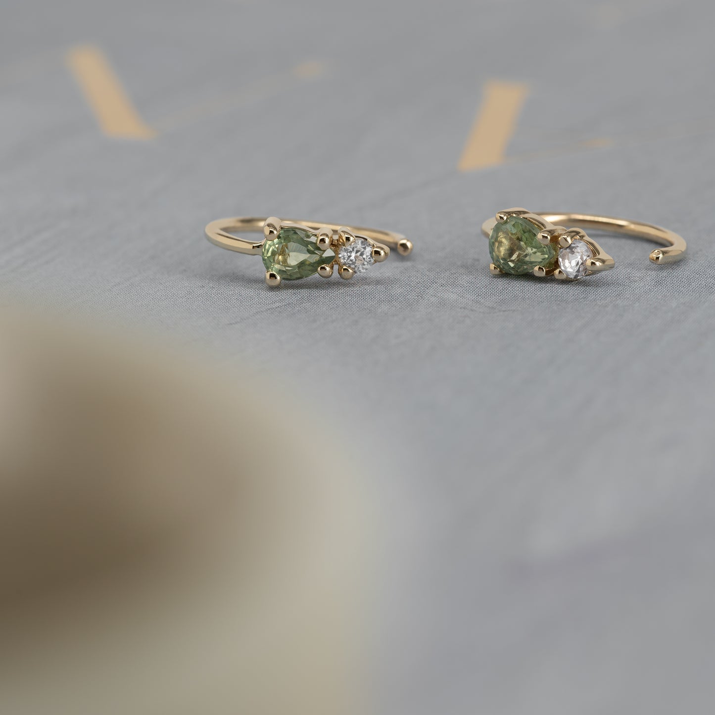 Alma Hoops 375 guld solid gold sten stone safir sapphire white hvid green grøn feminine hoops øreringe earrings feminin classic klassisk simple simpel moderne modern contemporary timeless handcraftedcph handcrafted jewelry copenhagen handmade danish design