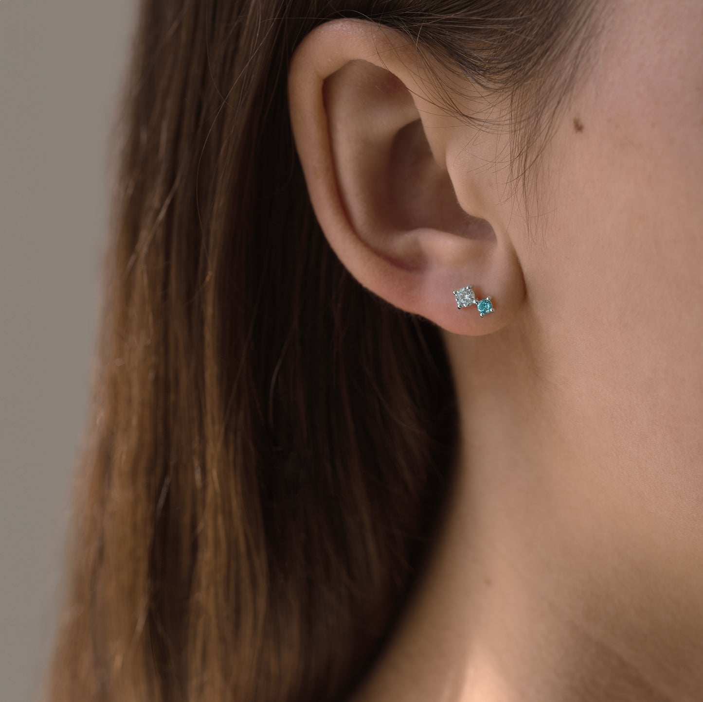 April ear studs ørestikker øreringe 925 silver 18k gold plated guldbelagt forgyldt sølv sten zirconia krystal feminine simple simpel modern handcraftedcph handcrafted jewelry copenhagen handmade danish design contemporary white hvid blue blå
