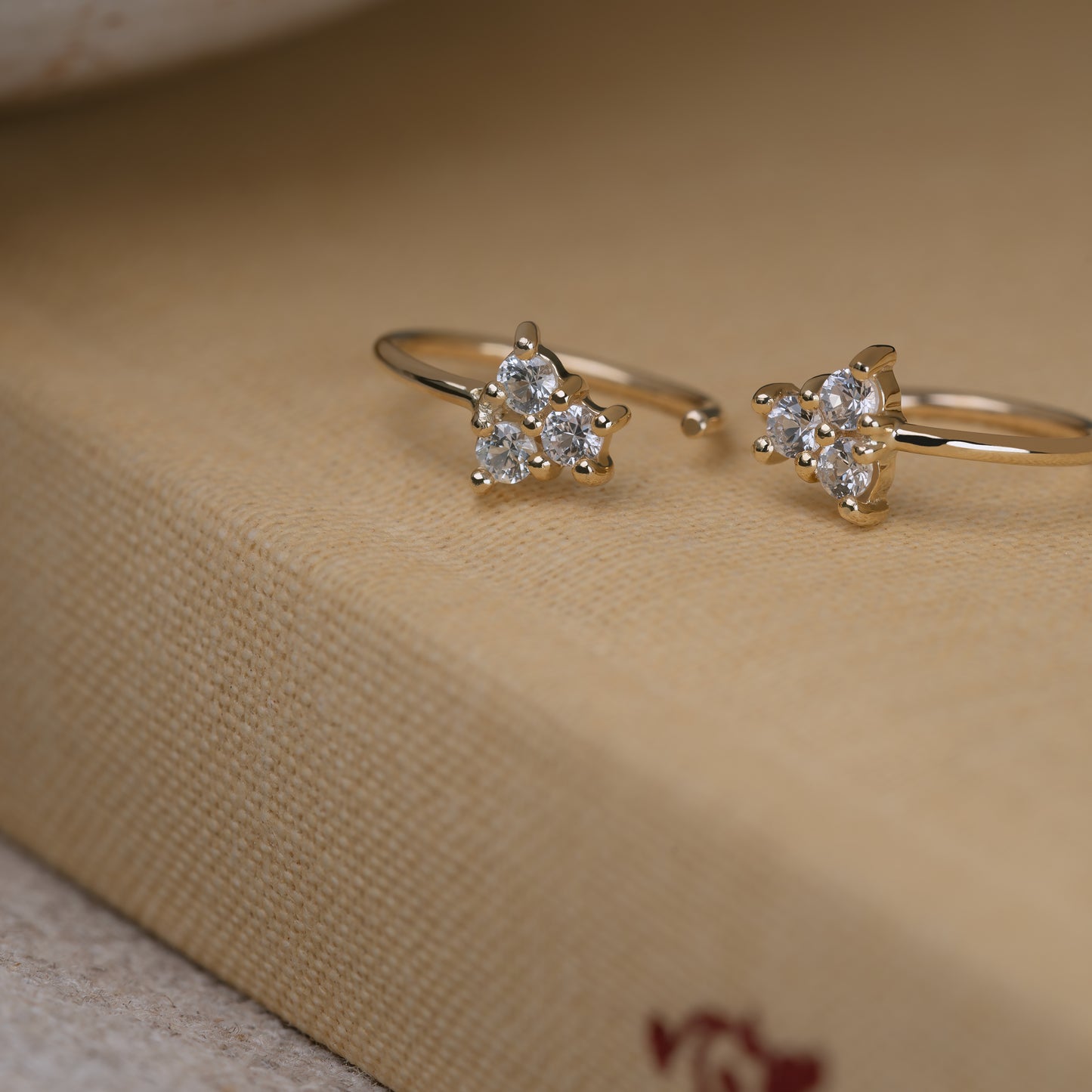 Asta Hoops 375 guld solid gold sten stone moissanite white hvid feminine hoops øreringe earrings feminin classic klassisk simple simpel moderne modern contemporary timeless handcraftedcph handcrafted jewelry copenhagen handmade danish design