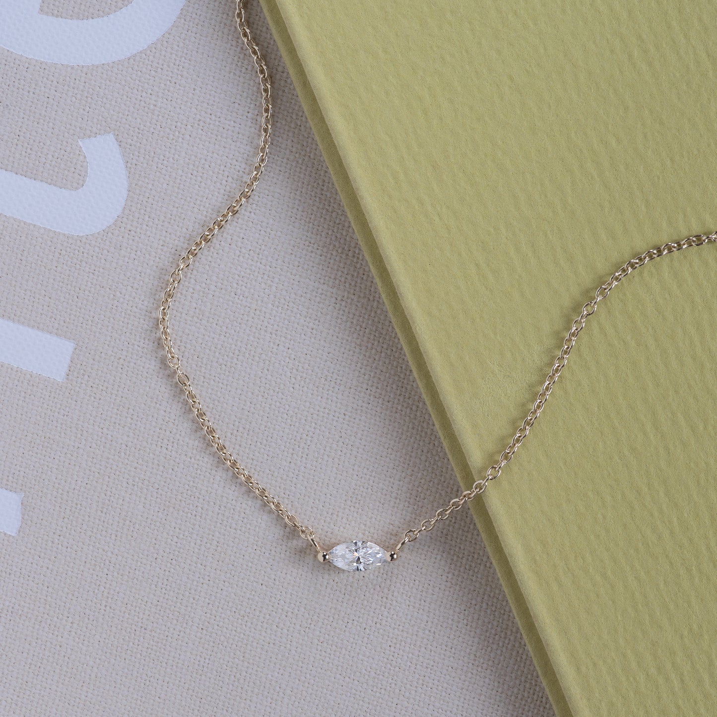 necklace halskæde 9k guld solid gold party fest bryllup gave gift classic design klassisk design marquise-cut moissanite gemstone