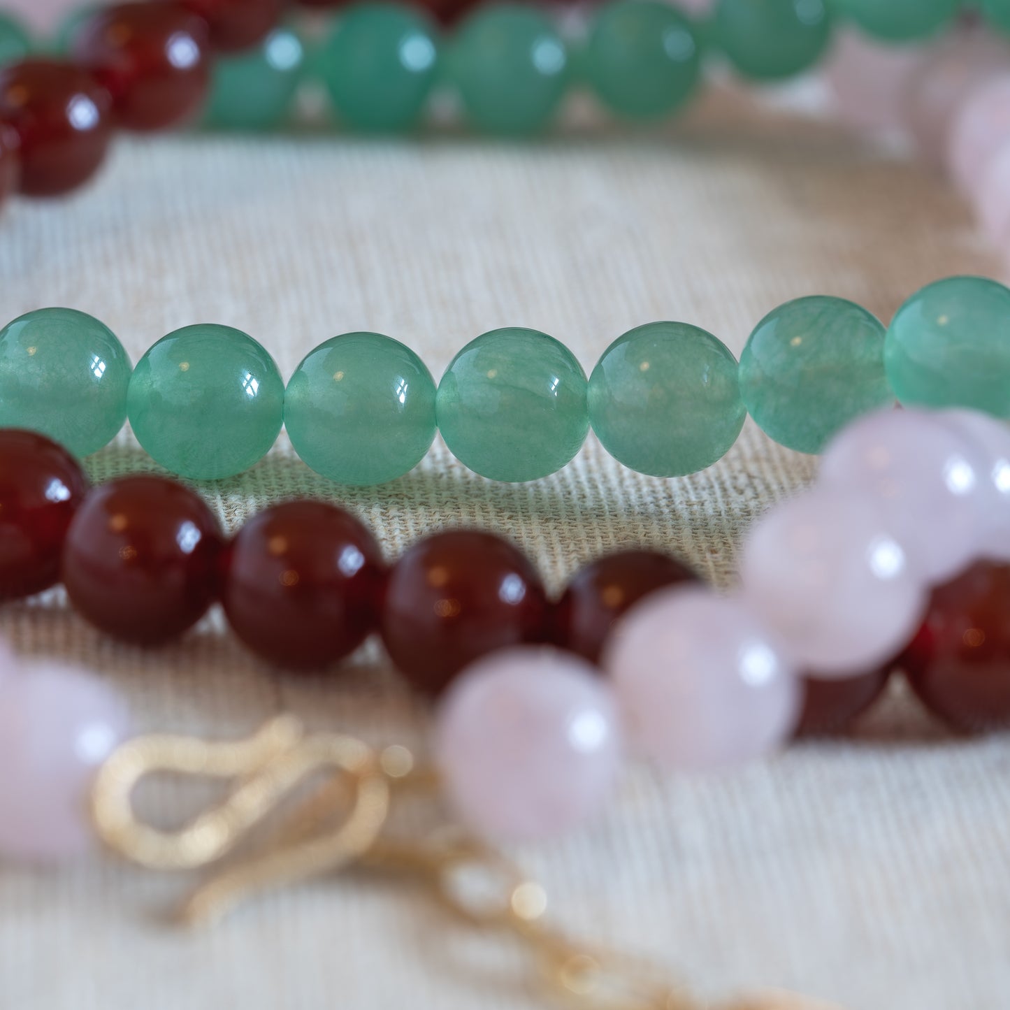 Coco gemstone necklace halskæde  925 silver sølv forgyldt 18k gold plated shiny pearl sten stone karneol carnelian jade rose quartz rosakvarts rose feminine feminin summer chunky classic klassisk simple simpel modern timeless elegant handcraftedcph handcrafted jewelry copenhagen handmade danish design contemporary mix match