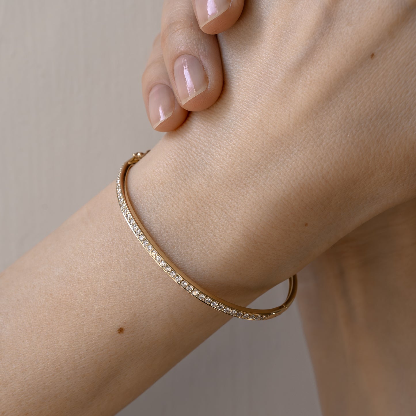 bracelet armbånd diamanter diamonds solid gold guld gift gave klassisk classic design
