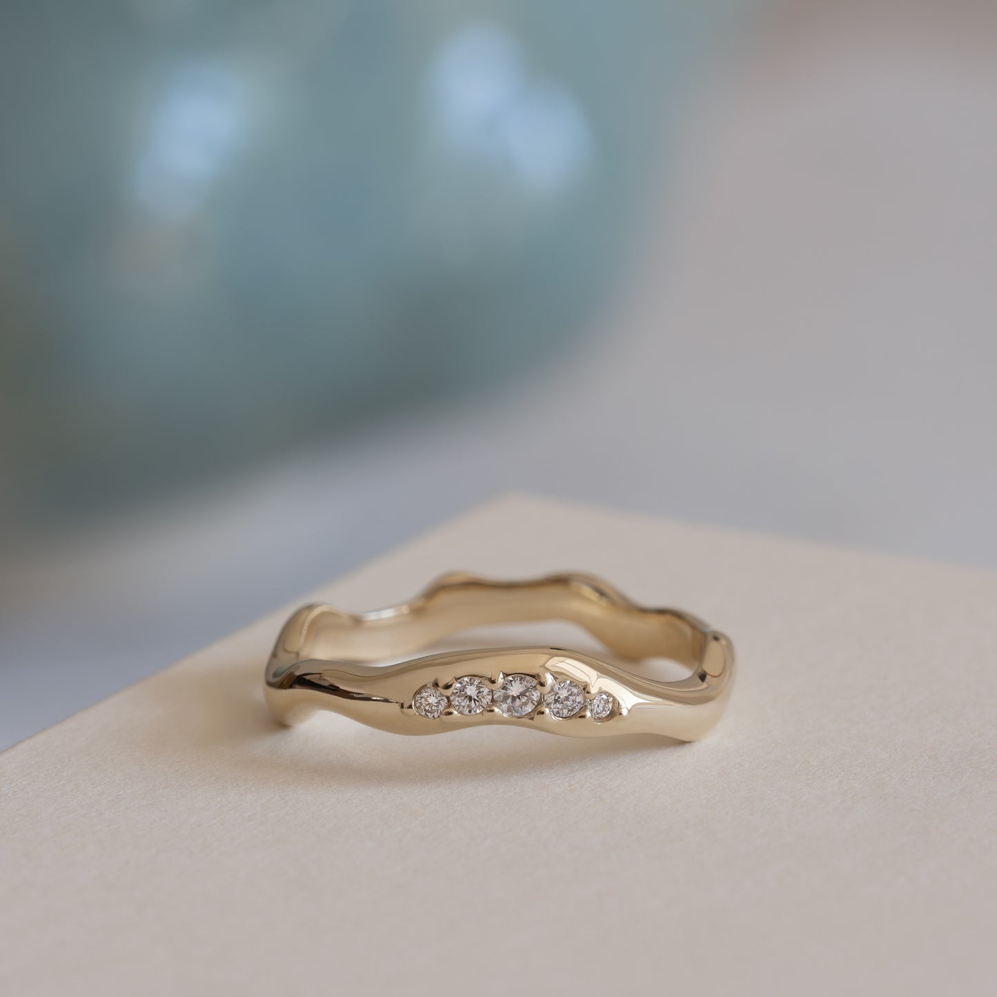 Elisa ring 375 guld solid gold 9k moissanite gemstones polished feminine feminin classic klassisk simple simpel modern timeless tidløs white hvid curved buet wavy organic organisk handcraftedcph handcrafted jewelry copenhagen handmade danish design contemporary
