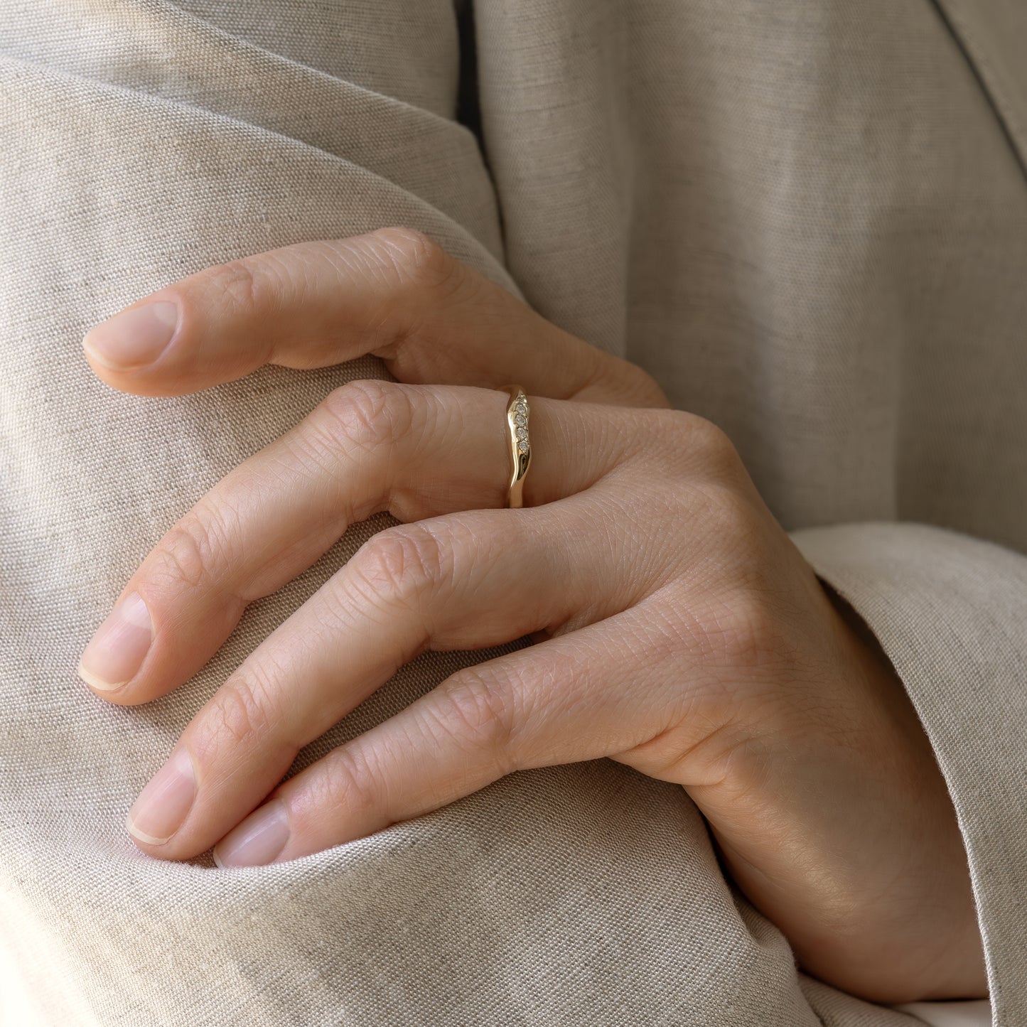 Elisa ring 375 guld solid gold 9k moissanite gemstones polished feminine feminin classic klassisk simple simpel modern timeless tidløs white hvid curved buet wavy organic organisk handcraftedcph handcrafted jewelry copenhagen handmade danish design contemporary