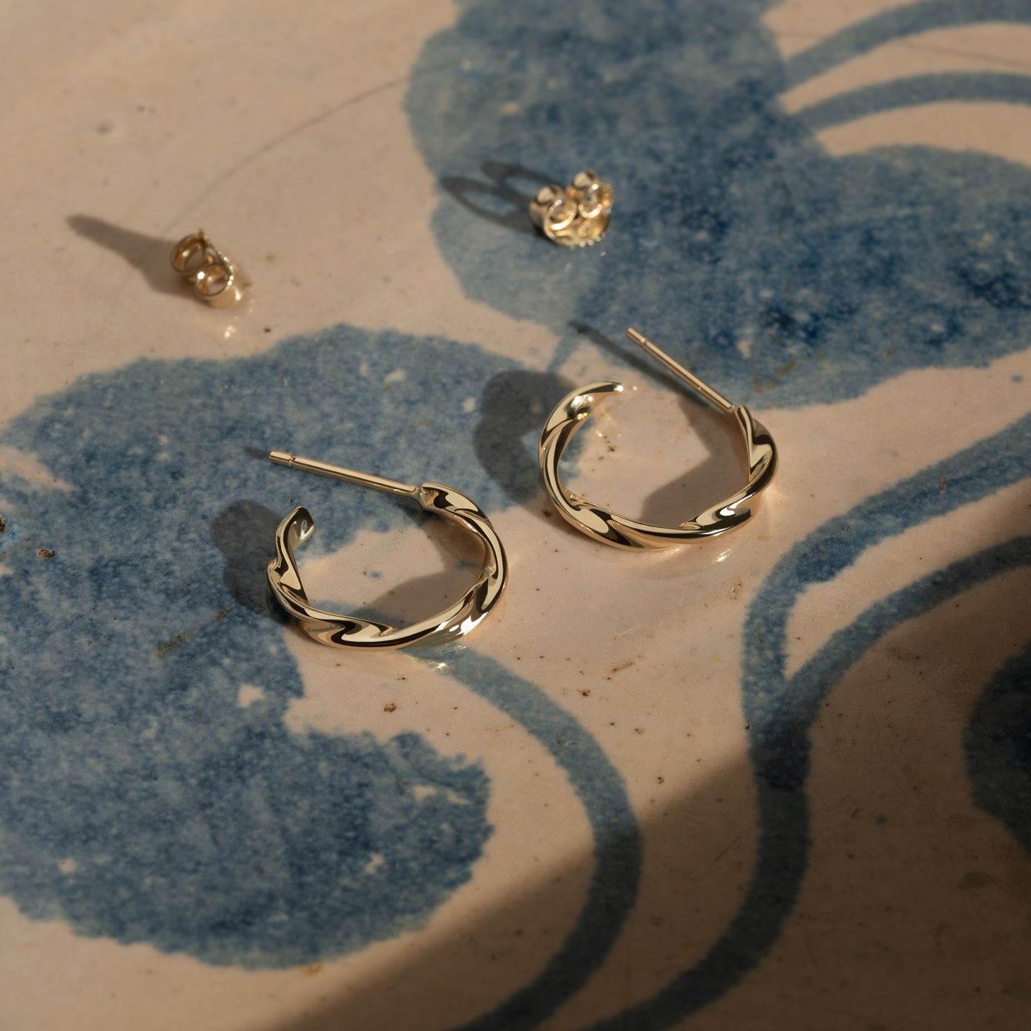 EllenHoops twisted ørering 9k 375 solid gold massivt guld simple light comfortable everyday classic klassisk elegant minimalistic minimalistisk handmande handcrafted Copenhagen handcraftedcph beautiful snoet