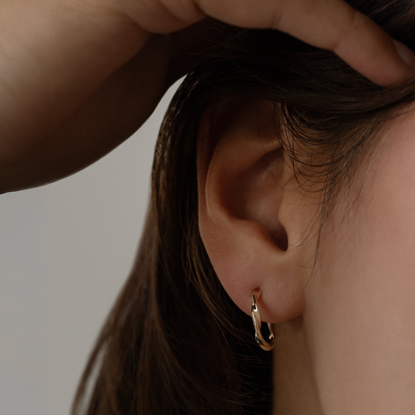 EllenHoops twisted ørering 9k 375 solid gold massivt guld simple light comfortable everyday classic klassisk elegant minimalistic minimalistisk handmande handcrafted Copenhagen handcraftedcph beautiful snoet swirled