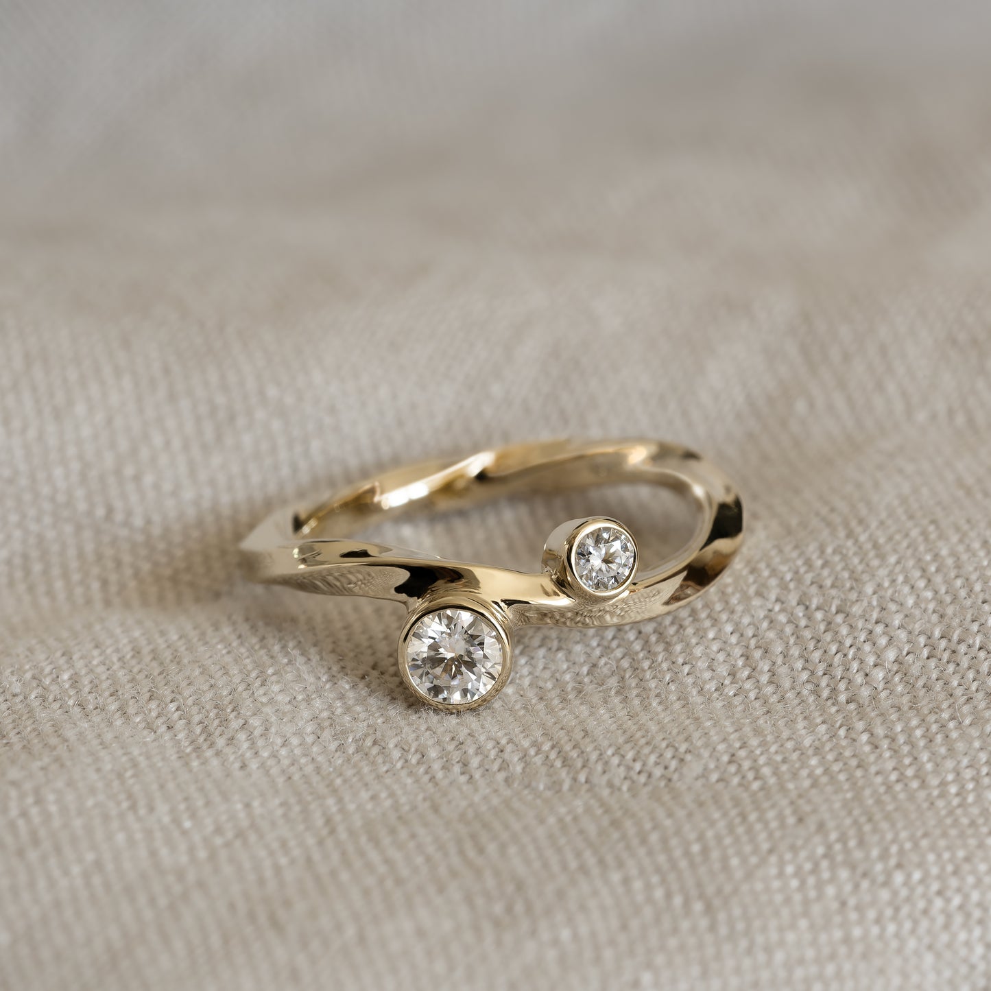 Elvira ring 375 9k guld solid gold sten stone moissanite white hvid feminine classic klassisk simple simpel modern timeless handcraftedcph handcrafted jewelry copenhagen handmade danish design contemporary twisted curved snoet