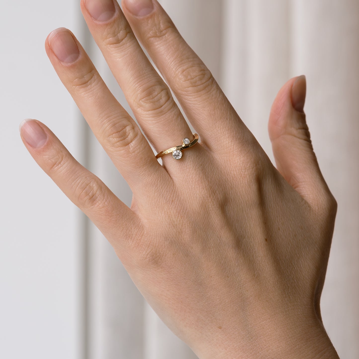 Elvira ring 375 9k guld solid gold sten stone moissanite white hvid feminine classic klassisk simple simpel modern timeless handcraftedcph handcrafted jewelry copenhagen handmade danish design contemporary twisted curved snoet