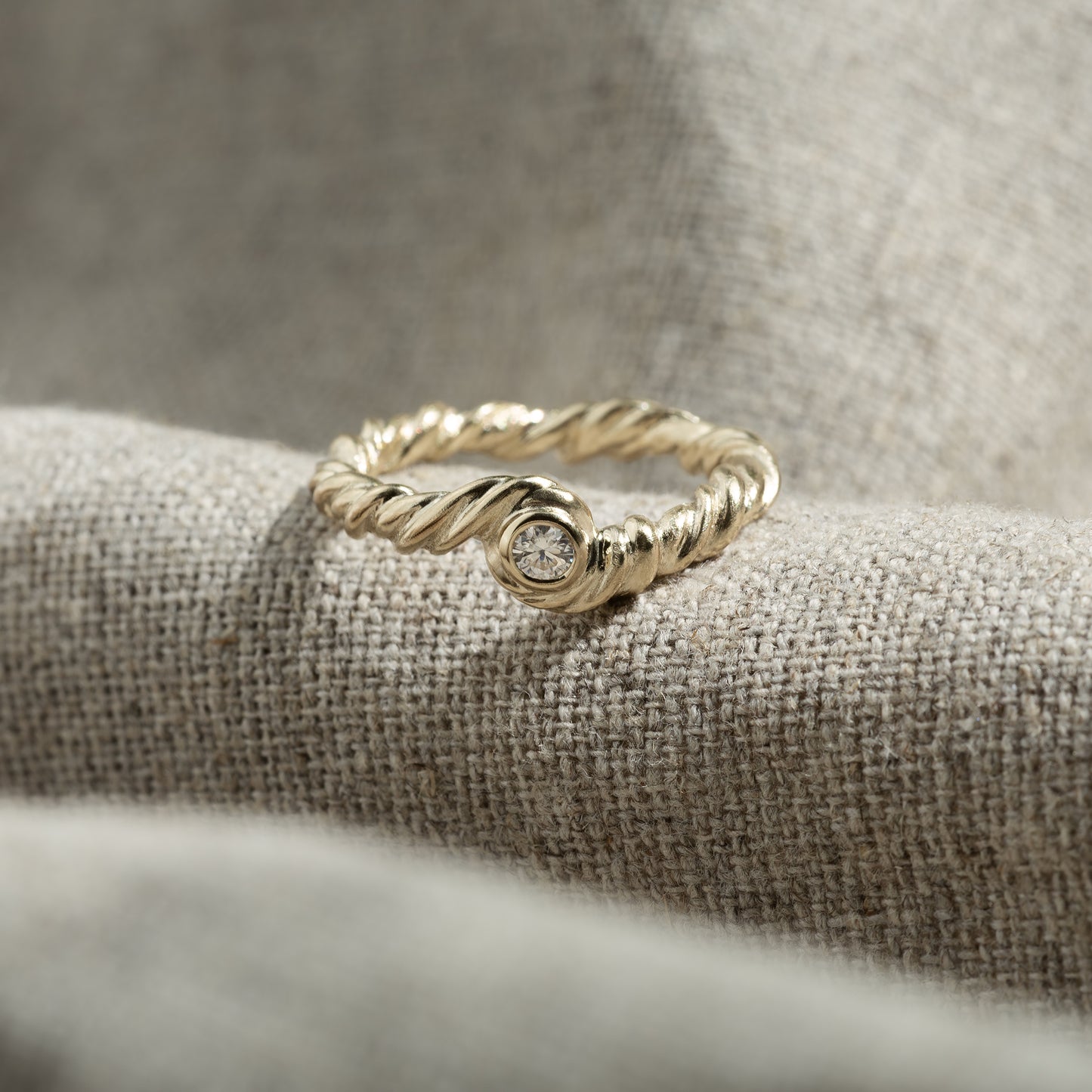 Esmé Ring 375 9k solid gold massivt guld twisted snoet klassisk moissanite sten handcraftedcph handcrafted jewelry copenhagen handmade danish design contemporary simple statement bold chunky