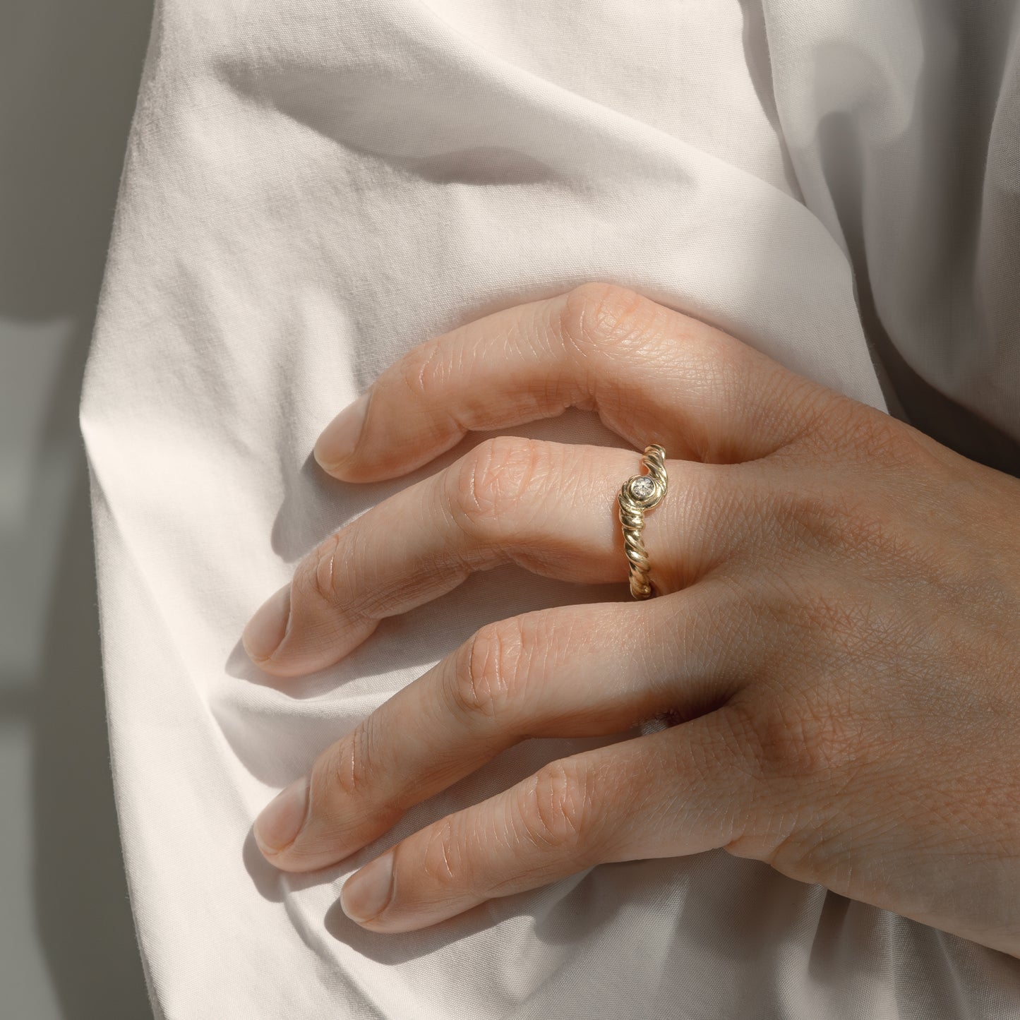 Esmé Ring 375 9k solid gold massivt guld twisted snoet klassisk moissanite sten handcraftedcph handcrafted jewelry copenhagen handmade danish design contemporary simple statement bold chunky