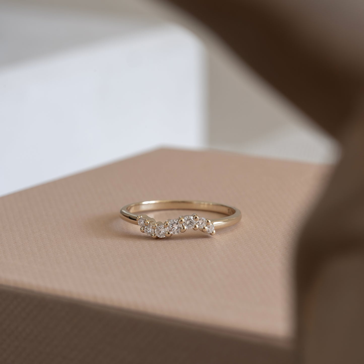 Filippa ring 375 guld solid gold 9k diamond diamant polished feminine feminin classic klassisk simple simpel modern timeless tidløs white hvid curved buet wavy elegant handcraftedcph handcrafted jewelry copenhagen handmade danish design contemporary