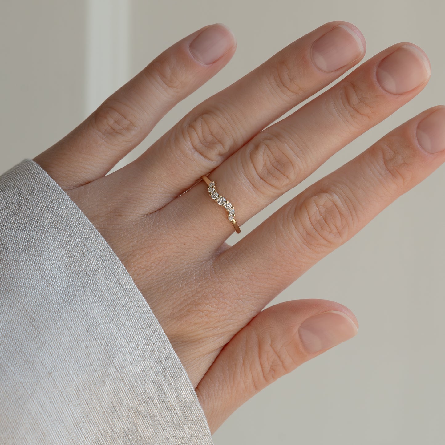 Filippa ring 375 guld solid gold 9k diamond diamant polished feminine feminin classic klassisk simple simpel modern timeless tidløs white hvid curved buet wavy elegant handcraftedcph handcrafted jewelry copenhagen handmade danish design contemporary