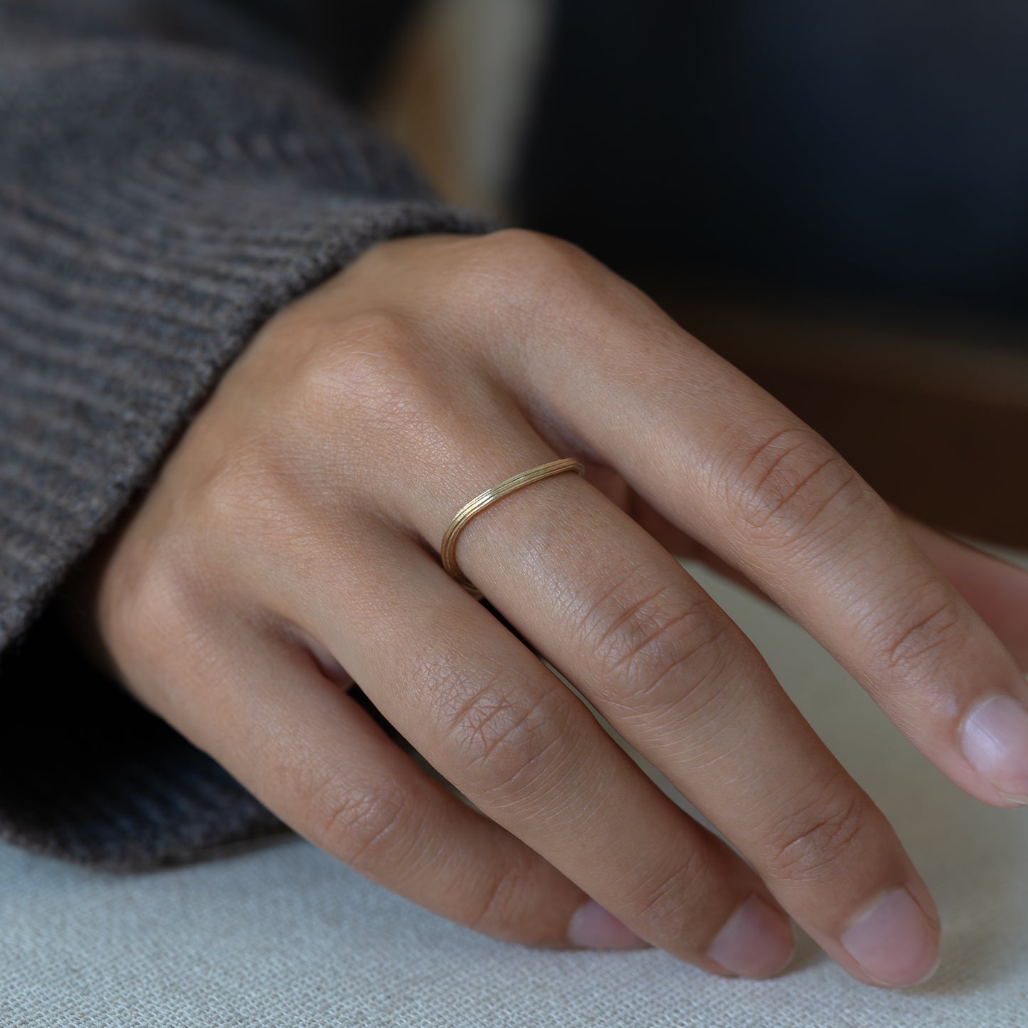 Fiona ring handcraftedcph solid gold 9k massivt guld twisted snoet guldring stack ring handcrafted danish design copenhagen simple wavy bølget texture tekstur slim slank
