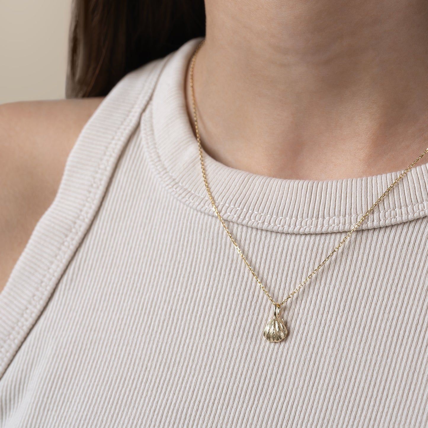 Florentina charm pendant 9k 375 guld solid gold feminine feminin shell seashell musling clam muslingeskal cute petite dainty intricate molten textured tekstur symbol classic klassisk simple simpel modern timeless elegant handcraftedcph handcrafted jewelry copenhagen handmade danish design contemporary