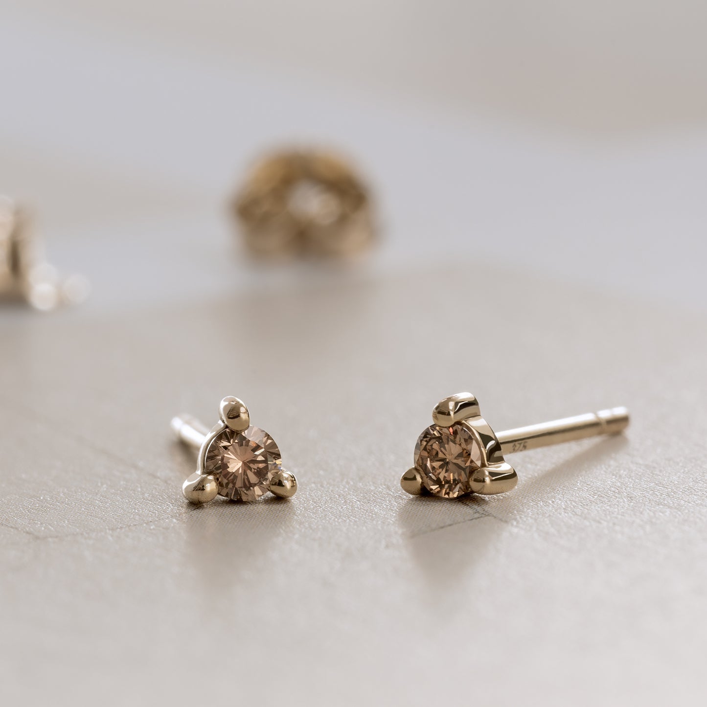 Franca ear studs earring øreringe ørestikker 375 guld solid gold polished feminine feminin  classic klassisk simple simpel modern timeless tidløs champagne diamond diamant handcraftedcph handcrafted jewelry copenhagen handmade danish design contemporary
