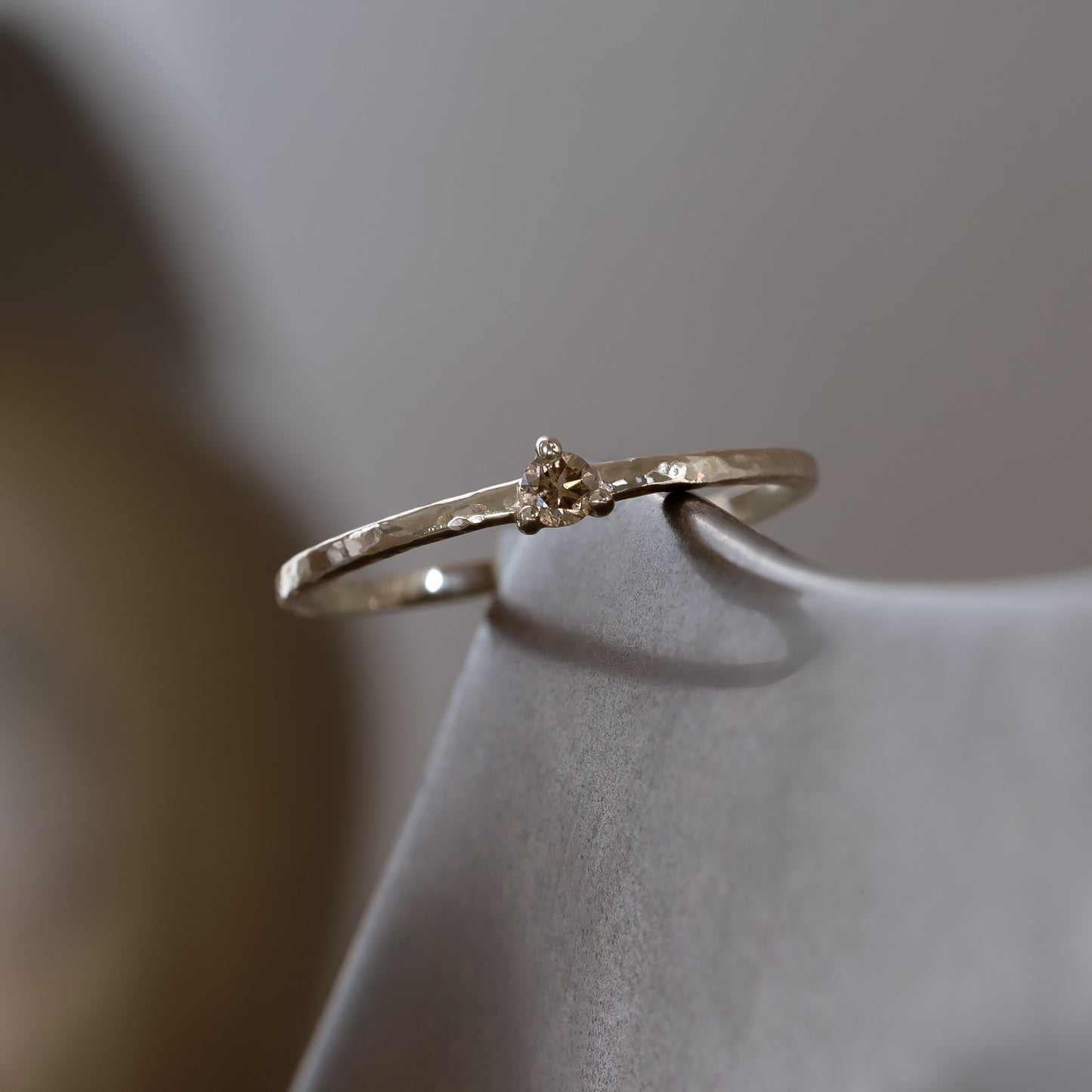 Franca ring 375 guld solid gold 9k polished feminine feminin classic klassisk simple simpel modern timeless tidløs champagne diamond diamant handcraftedcph handcrafted jewelry copenhagen handmade danish design contemporary