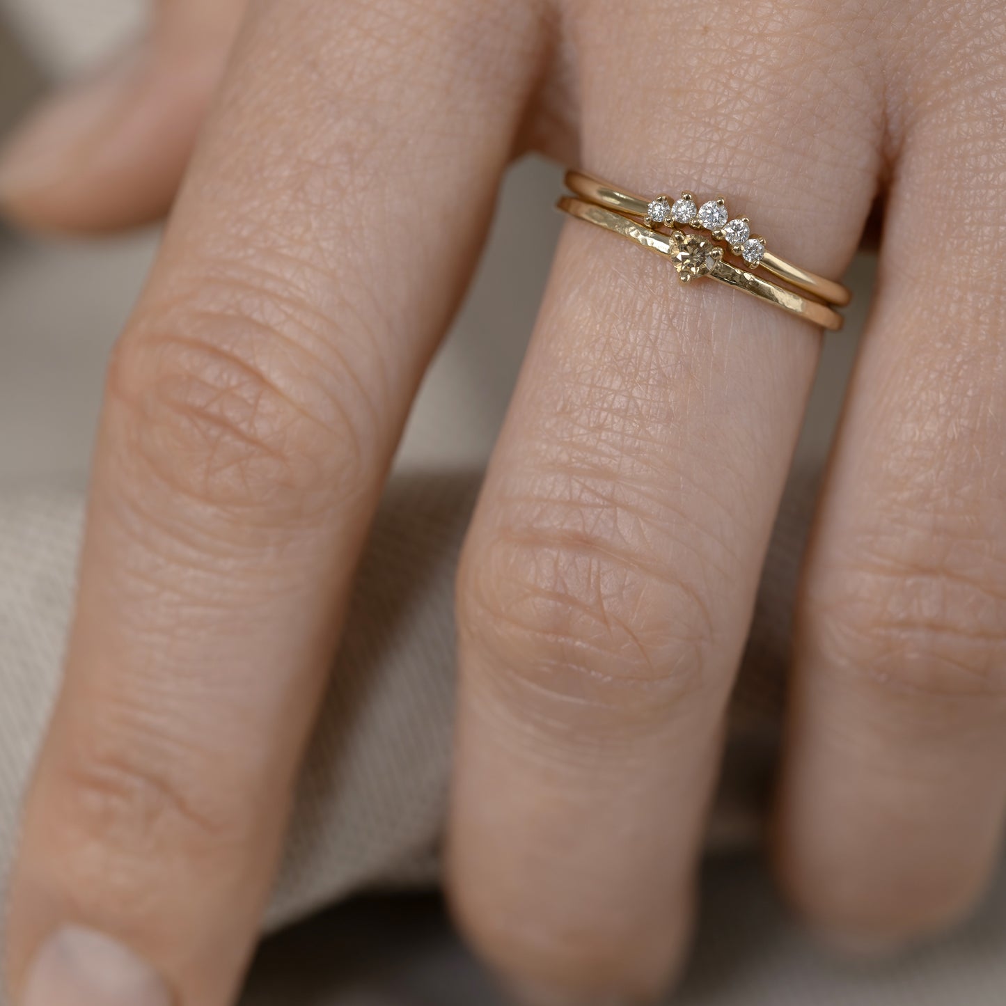 Francesca ring 375 guld solid gold 9k polished feminine feminin classic klassisk simple simpel modern timeless tidløs white hvid diamond diamant curved buet handcraftedcph handcrafted jewelry copenhagen handmade danish design contemporary