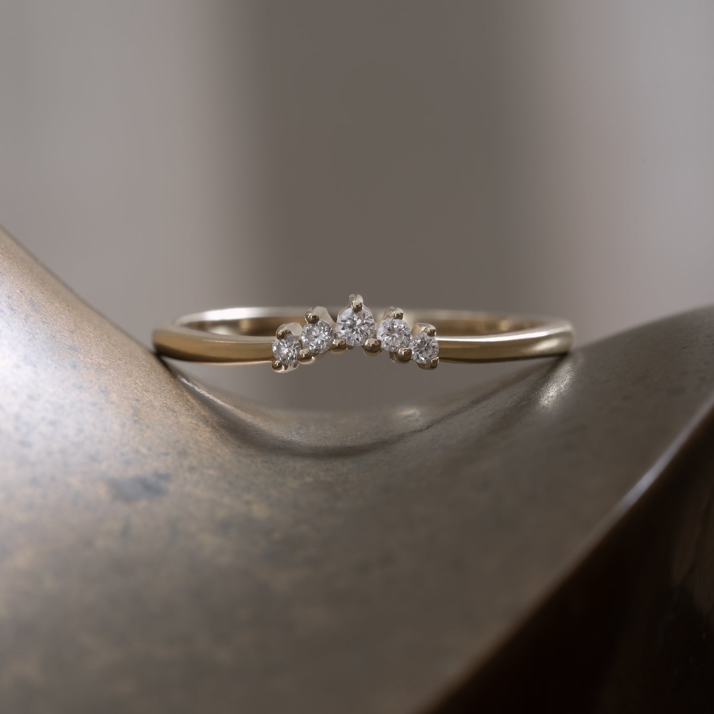 Francesca ring 375 guld solid gold 9k polished feminine feminin classic klassisk simple simpel modern timeless tidløs white hvid diamond diamant curved buet handcraftedcph handcrafted jewelry copenhagen handmade danish design contemporary