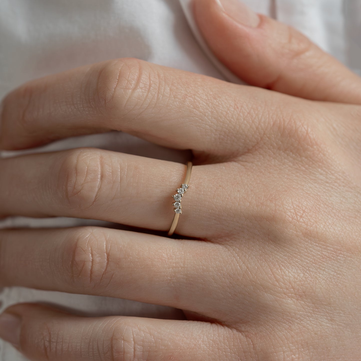 Francesca ring 375 guld solid gold 9k polished feminine feminin classic klassisk simple simpel modern timeless tidløs white hvid diamond diamant curved buet handcraftedcph handcrafted jewelry copenhagen handmade danish design contemporary