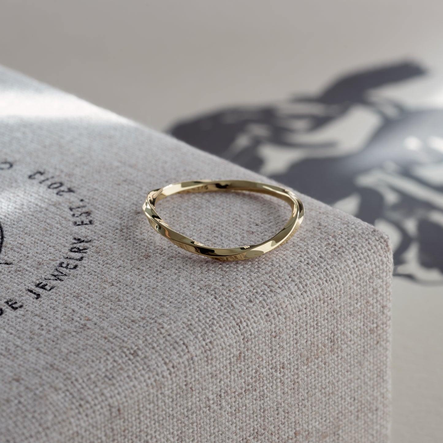 Frida ring handcraftedcph solid gold 9k massivt guld twisted snoet guldring stack ring handcrafted danish design copenhagen simple wavy bølget