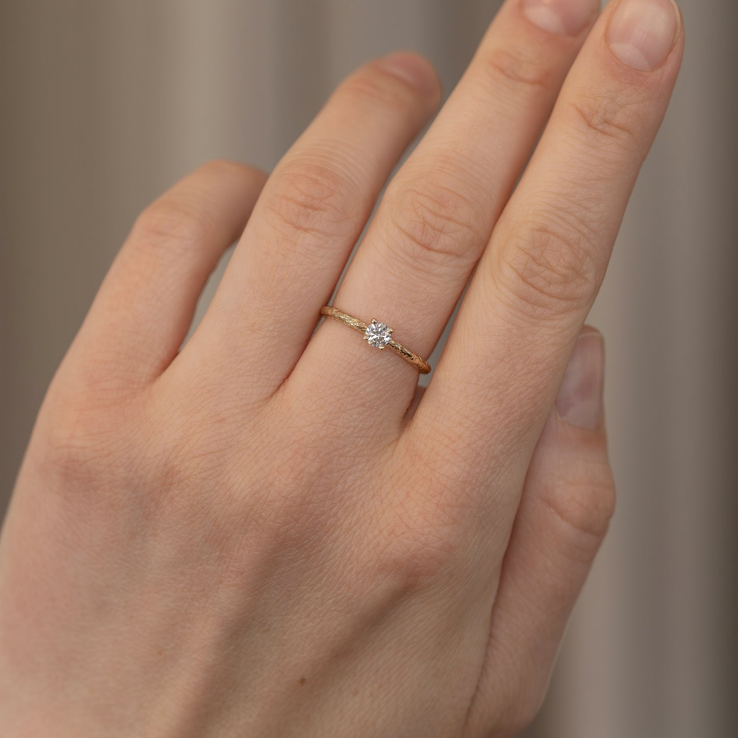 Textured solitaire ring 585 guld 14k 14ct yellow gold solid polished blank classic feminine klassisk slim tynd smal massiv minimal simple simpel modern timeless diamond diamant lab-grown hvid forlovelsesring tekstur engagementring handcraftedcph handcrafted jewelry copenhagen handmade danish design