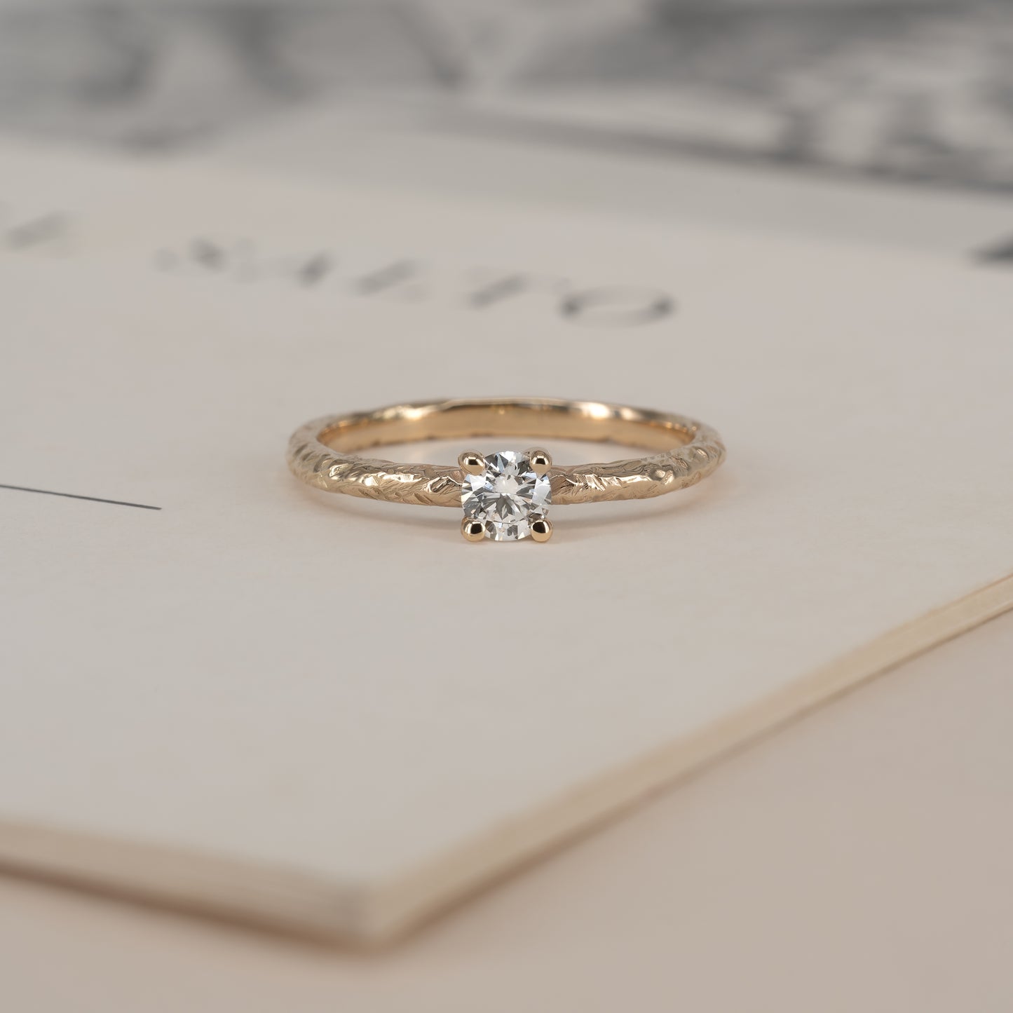 Textured solitaire ring 585 guld 14k 14ct yellow gold solid polished blank classic feminine klassisk slim tynd smal massiv minimal simple simpel modern timeless diamond diamant lab-grown hvid forlovelsesring tekstur engagementring handcraftedcph handcrafted jewelry copenhagen handmade danish design 