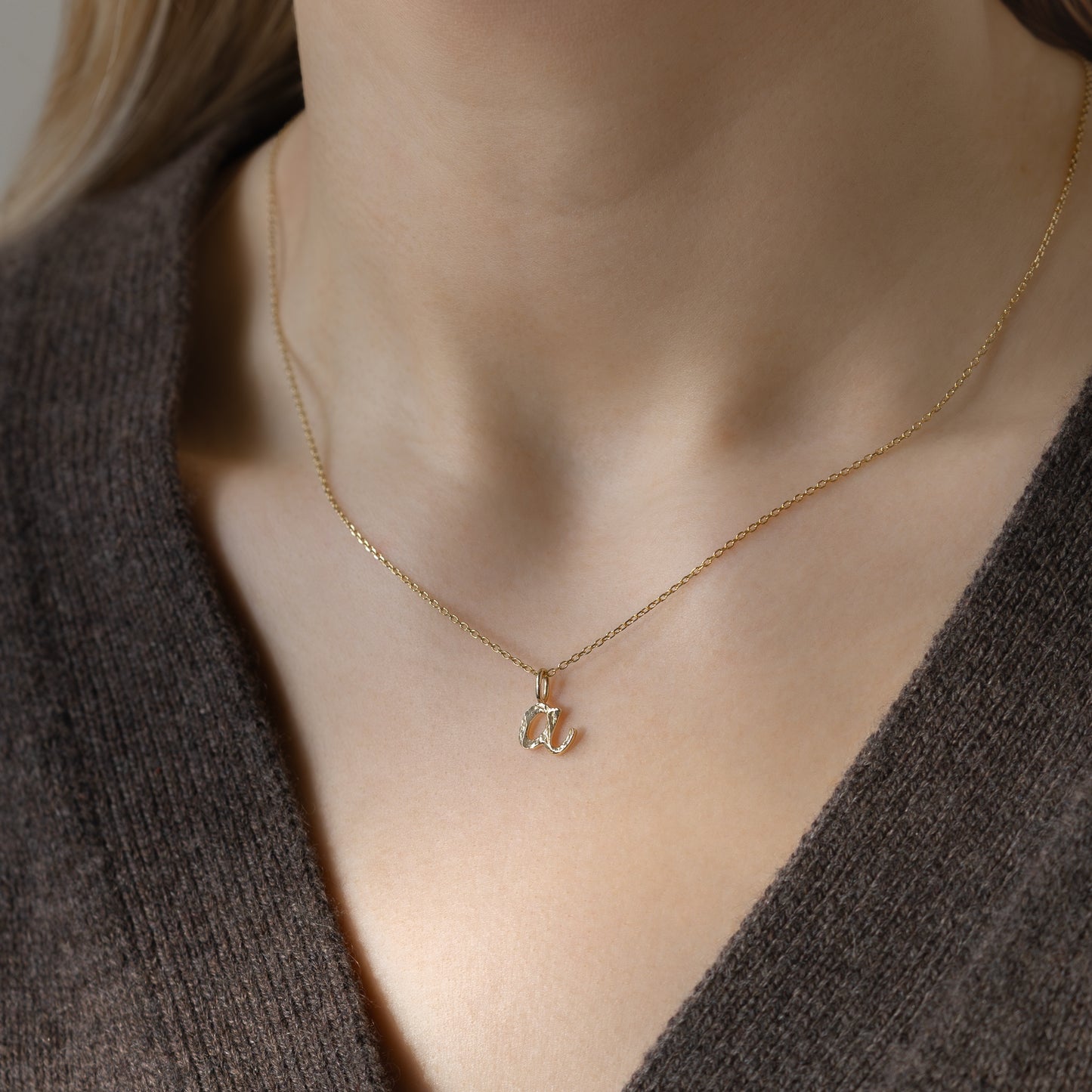 Handwritten Letter Charm 375 9k solid gold massivt guld pendant håndskrevet vedhæng bogstav HandcraftedCPH handcrafted Copenhagen handmade Danish design molten organic texture symbol petit cute smeltet organisk bogstaver letters