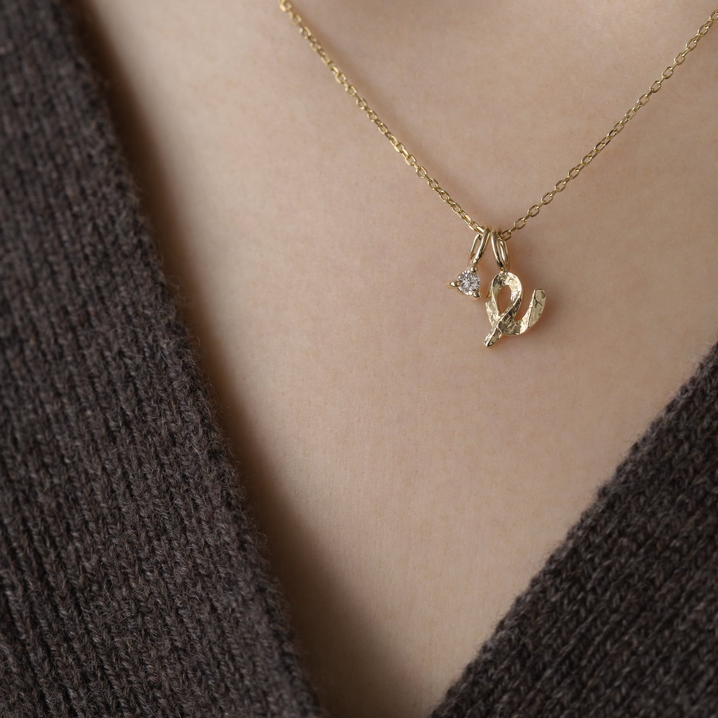 Handwritten Letter Charm 375 9k solid gold massivt guld pendant håndskrevet vedhæng bogstav HandcraftedCPH handcrafted Copenhagen handmade Danish design molten organic texture symbol petit cute smeltet organisk bogstaver letters