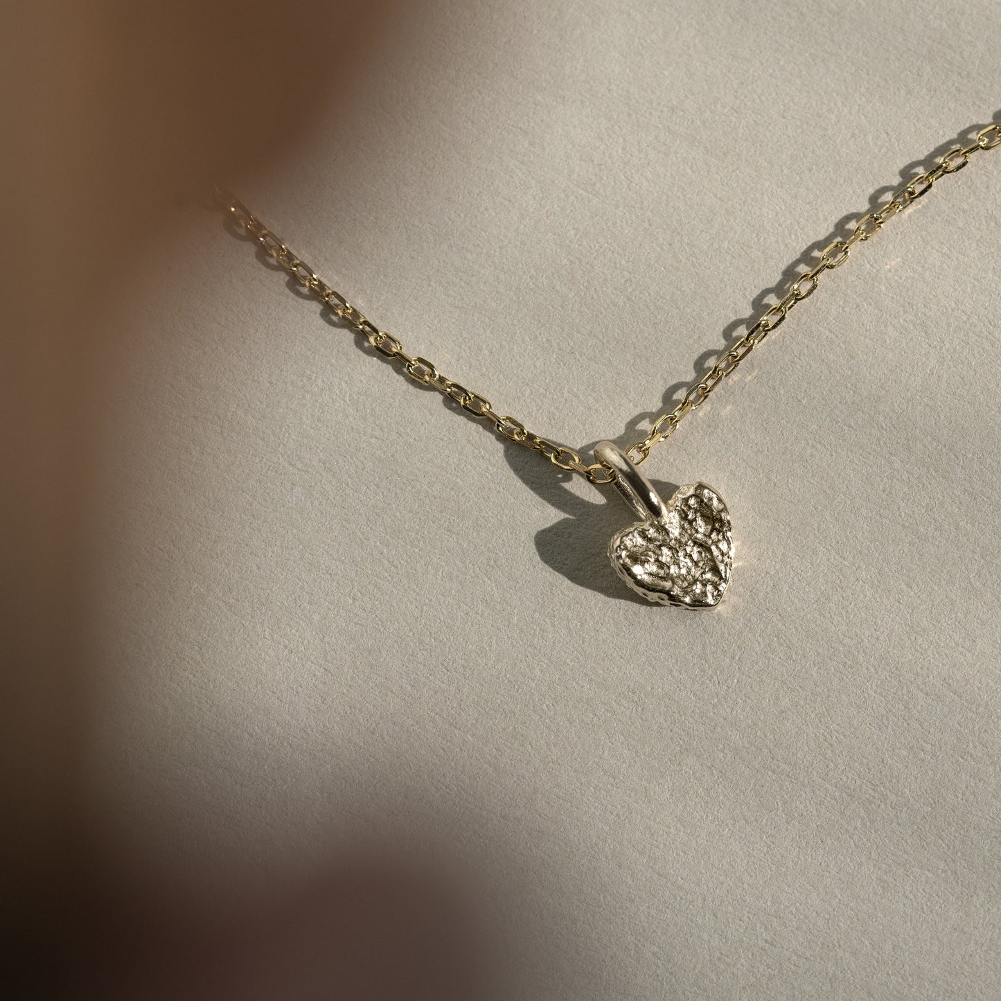 Heart charm pendant 9k 375 guld solid gold feminine feminin hjerte cute petite dainty intricate molten textured tekstur symbol classic klassisk simple simpel modern timeless elegant handcraftedcph handcrafted jewelry copenhagen handmade danish design contemporary