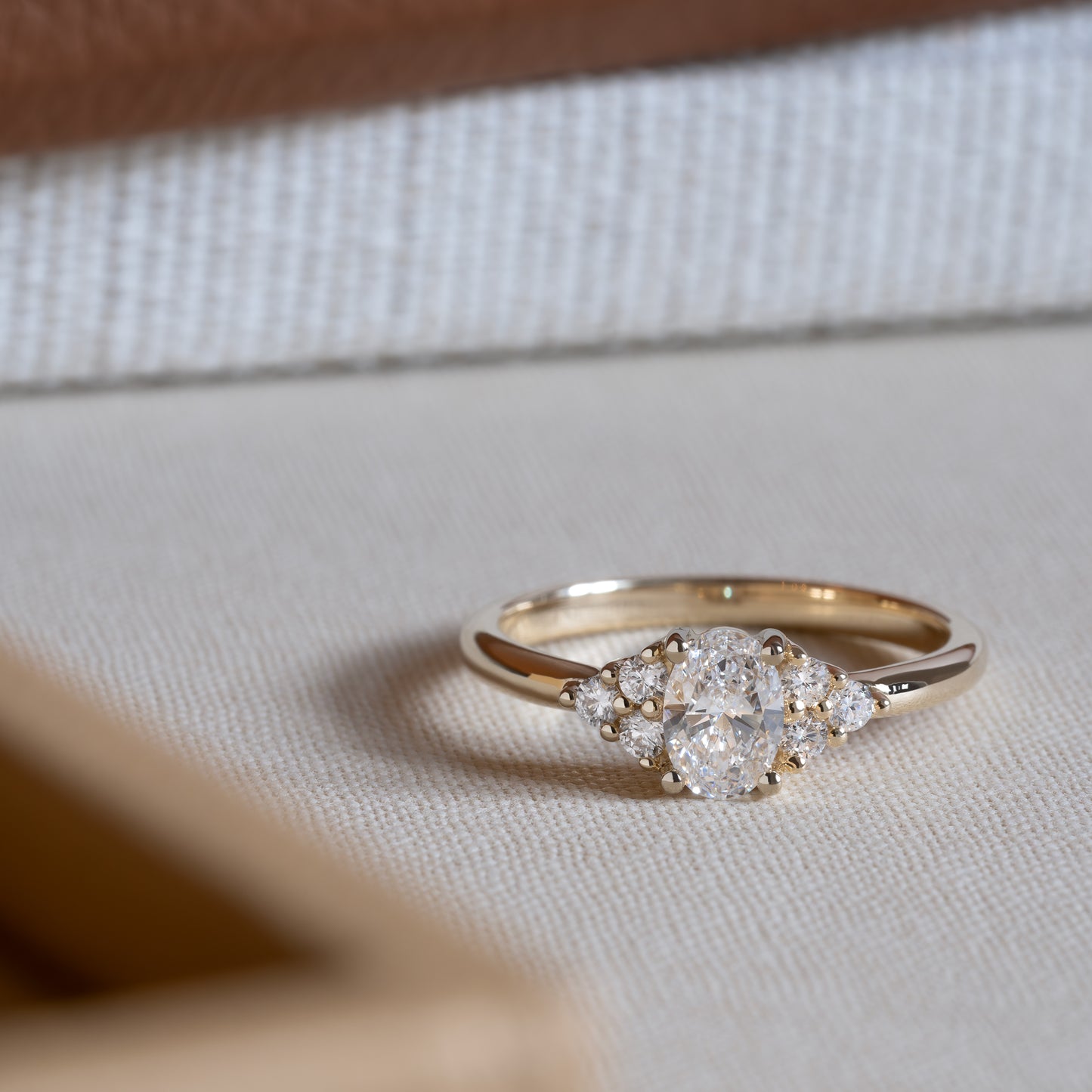 Kelly Diamond oval ring 585 guld 14k 14ct yellow gold white rødguld hvidguld solid polished blank classic feminine klassisk slim tynd smal massiv minimal simple simpel modern timeless diamant lab-grown hvid forlovelsesring engagementring ct carat handcraftedcph handcrafted jewelry Copenhagen handmade danish design