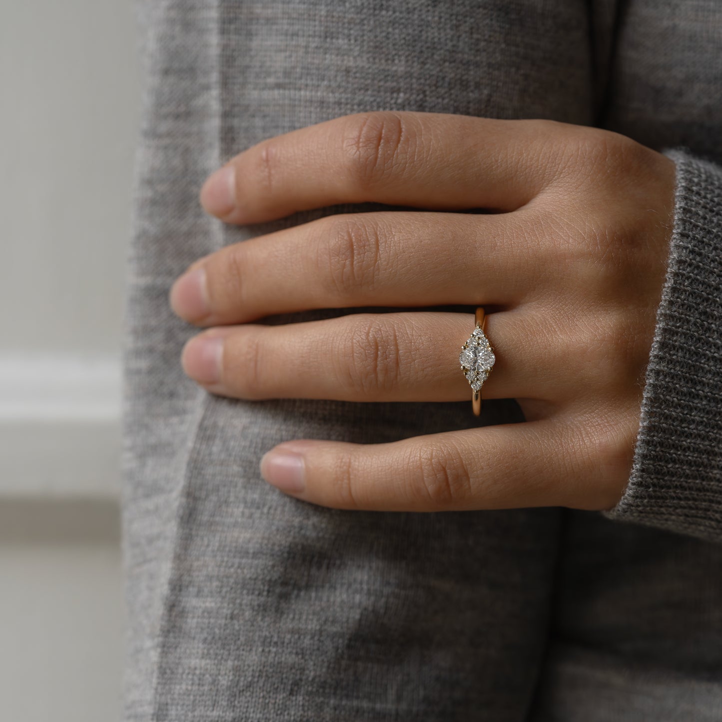 Kelly Diamond oval ring 585 guld 14k 14ct yellow gold white rødguld hvidguld solid polished blank classic feminine klassisk slim tynd smal massiv minimal simple simpel modern timeless diamant lab-grown hvid forlovelsesring engagementring ct carat handcraftedcph handcrafted jewelry Copenhagen handmade danish design