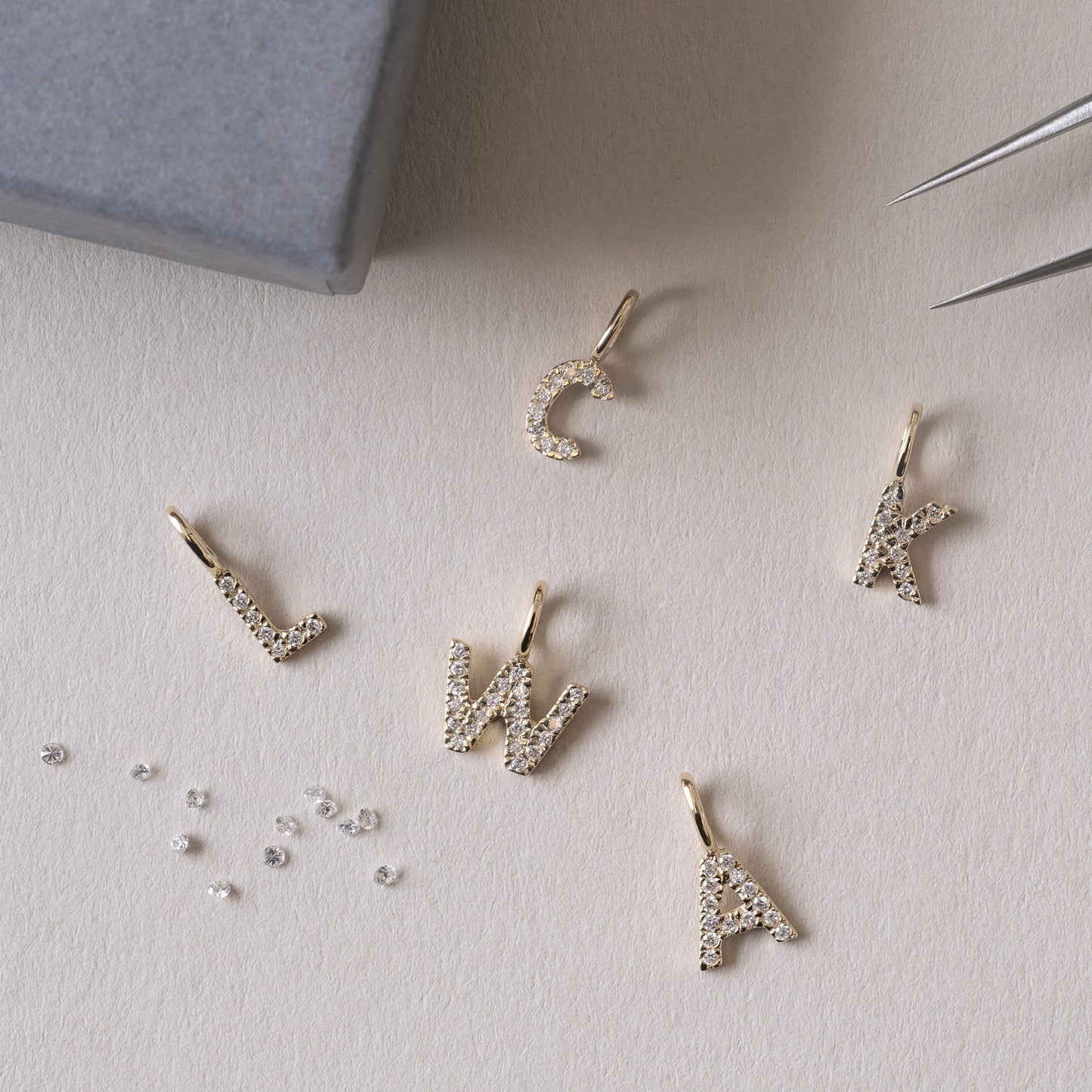 diamond Letter Charm 375 9k solid gold massiv guld lab grown diamant pendant vedhæng bogstav HandcraftedCPH handcrafted Copenhagen handmade Danish design molten organic texture symbol petit cute smeltet lab diamant bogstavvedhæng initial letters