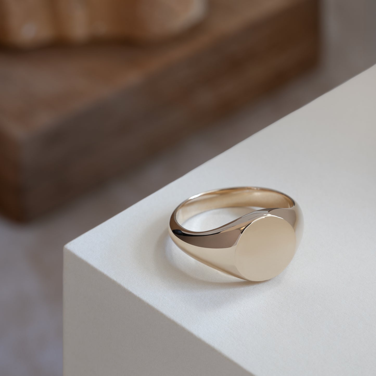 Lugano signet ring 585 guld 14k 14ct yellow white gold solid polished blank classic feminine masculine klassisk signetring chunky hefty signetring guld slim massiv rund round minimal engraving gravering simple simpel modern timeless handcraftedcph handcrafted jewelry copenhagen handmade danish design