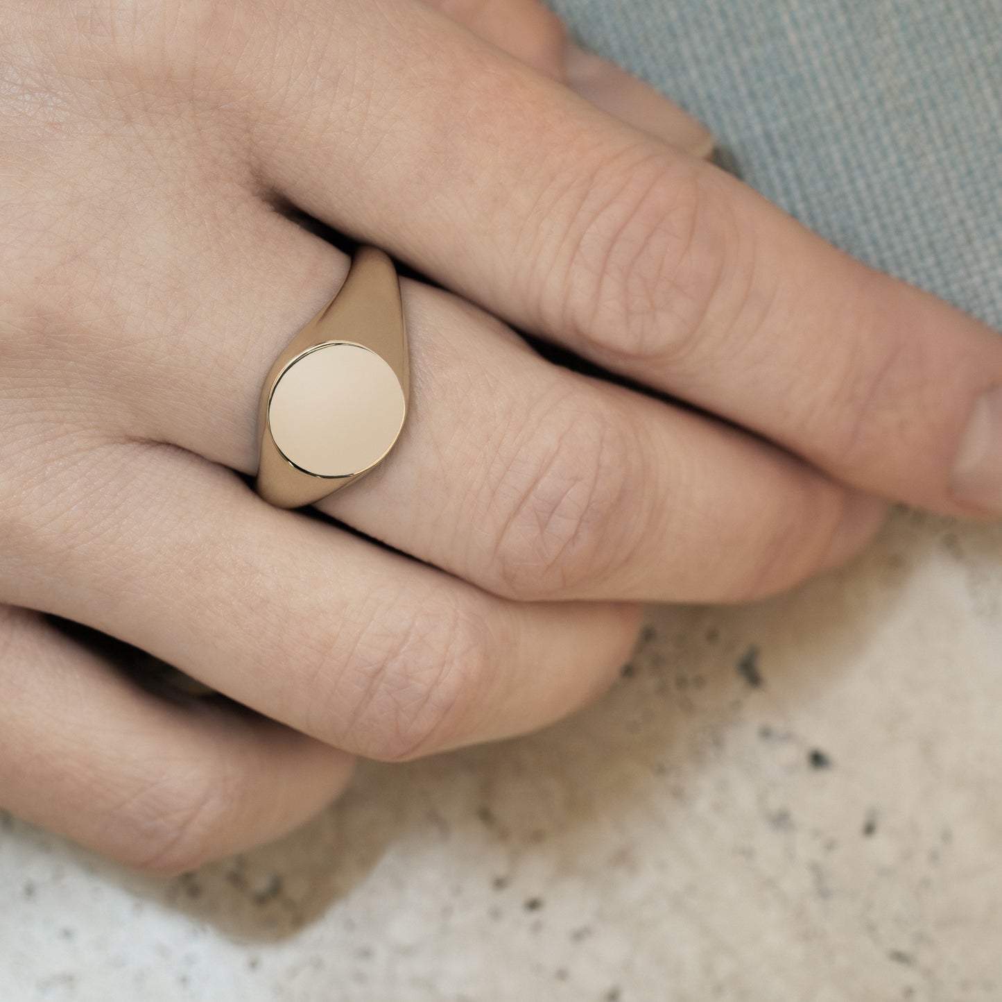 Lugano signet ring 585 guld 14k 14ct yellow white gold solid polished blank classic feminine masculine klassisk signetring chunky hefty signetring guld slim massiv rund round minimal engraving gravering simple simpel modern timeless handcraftedcph handcrafted jewelry copenhagen handmade danish design