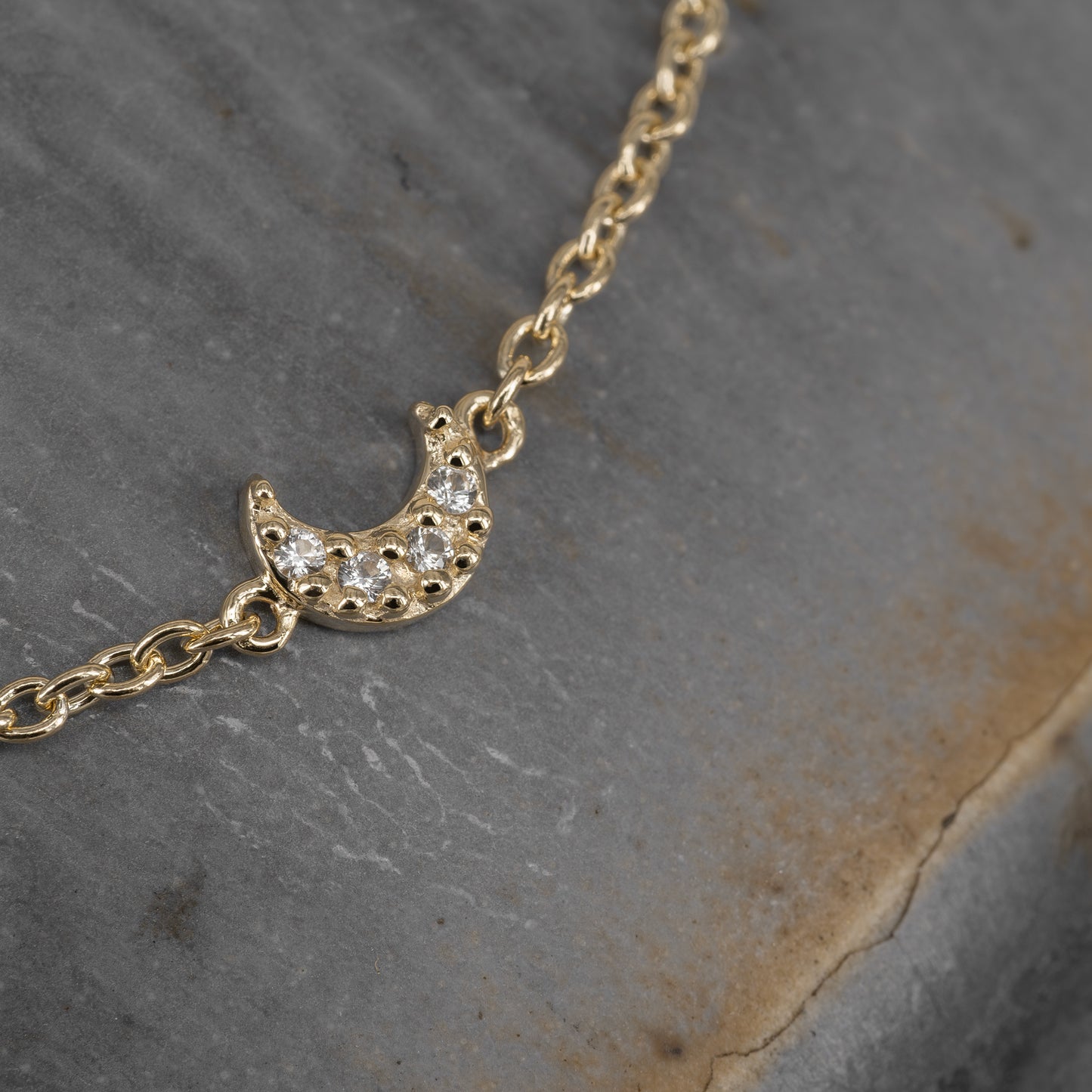 Luna Bracelet 375 9k solid gold massivt guld white sapphire hvid safir moon måne armbånd HandcraftedCPH handcrafted handmade Copenhagen Danish design dainty cute feminine feminin diamond cut kæde