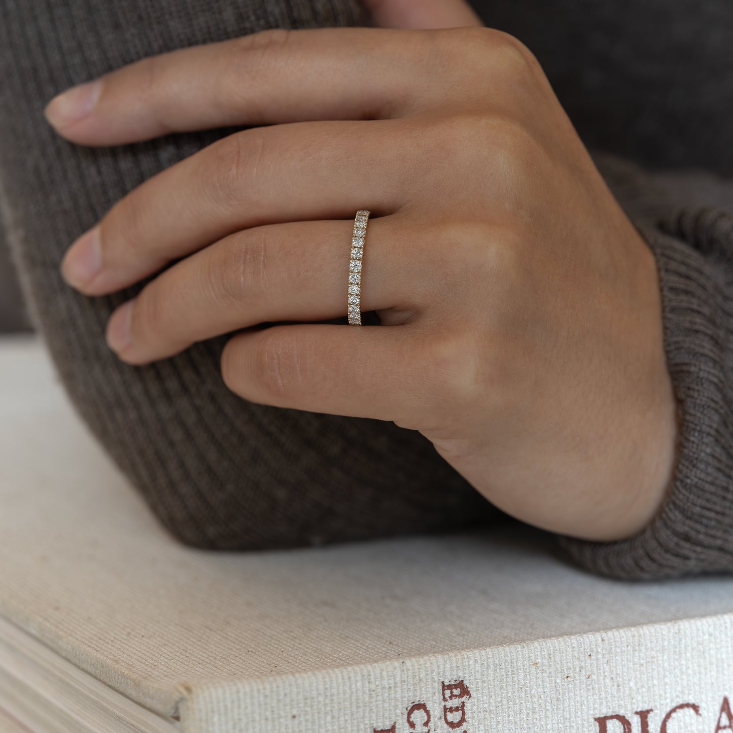 Malin Diamond eternity ring 585 guld 14k 14ct yellow gold white rødguld hvidguld solid polished blank classic feminine klassisk slim tynd smal massiv minimal simple simpel modern timeless diamant lab-grown hvid forlovelsesring engagementring ct carat handcraftedcph handcrafted jewelry Copenhagen handmade danish design