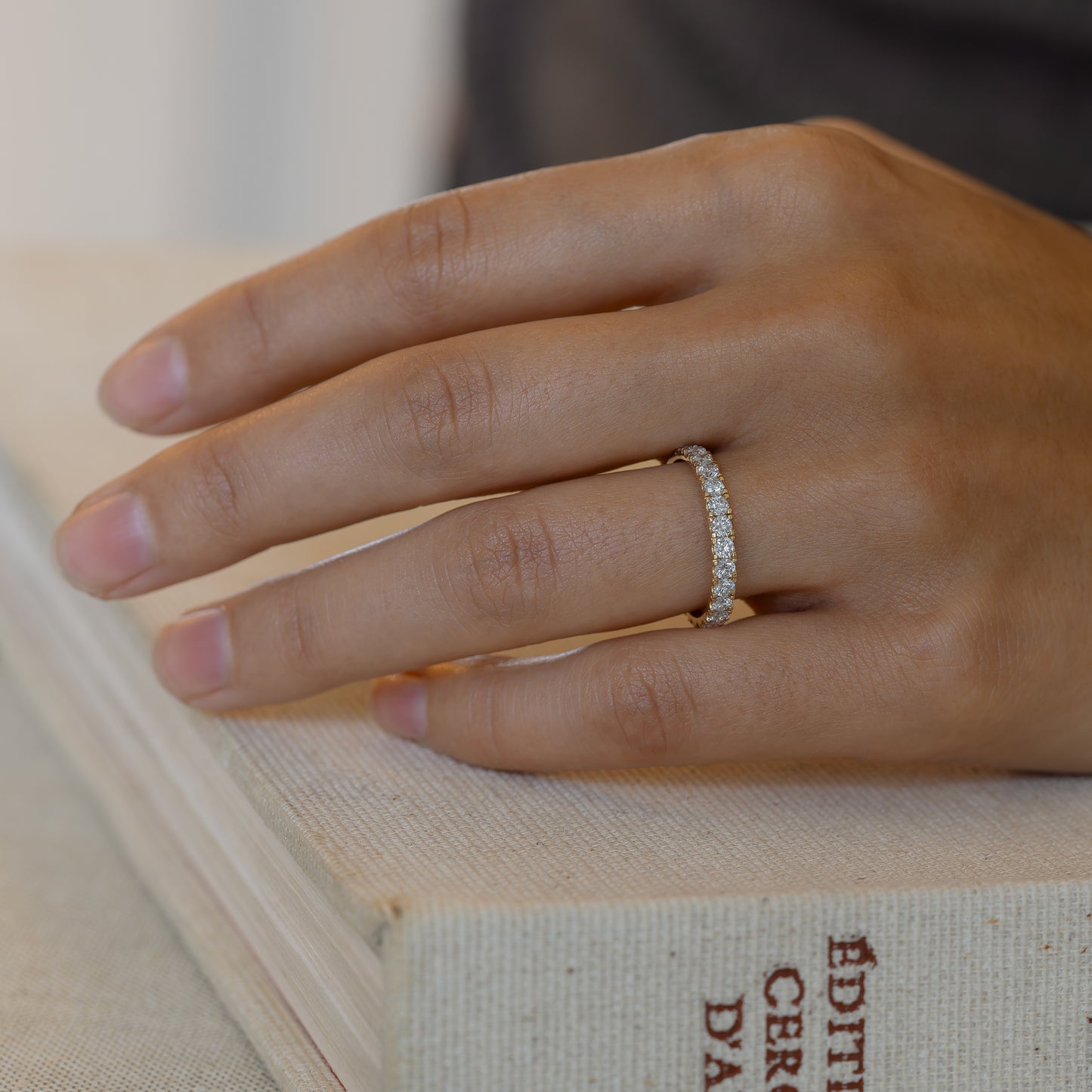 Malin Diamond eternity ring 585 guld 14k 14ct yellow gold white rødguld hvidguld solid polished blank classic feminine klassisk slim tynd smal massiv minimal simple simpel modern timeless diamant lab-grown hvid forlovelsesring engagementring ct carat handcraftedcph handcrafted jewelry Copenhagen handmade danish design