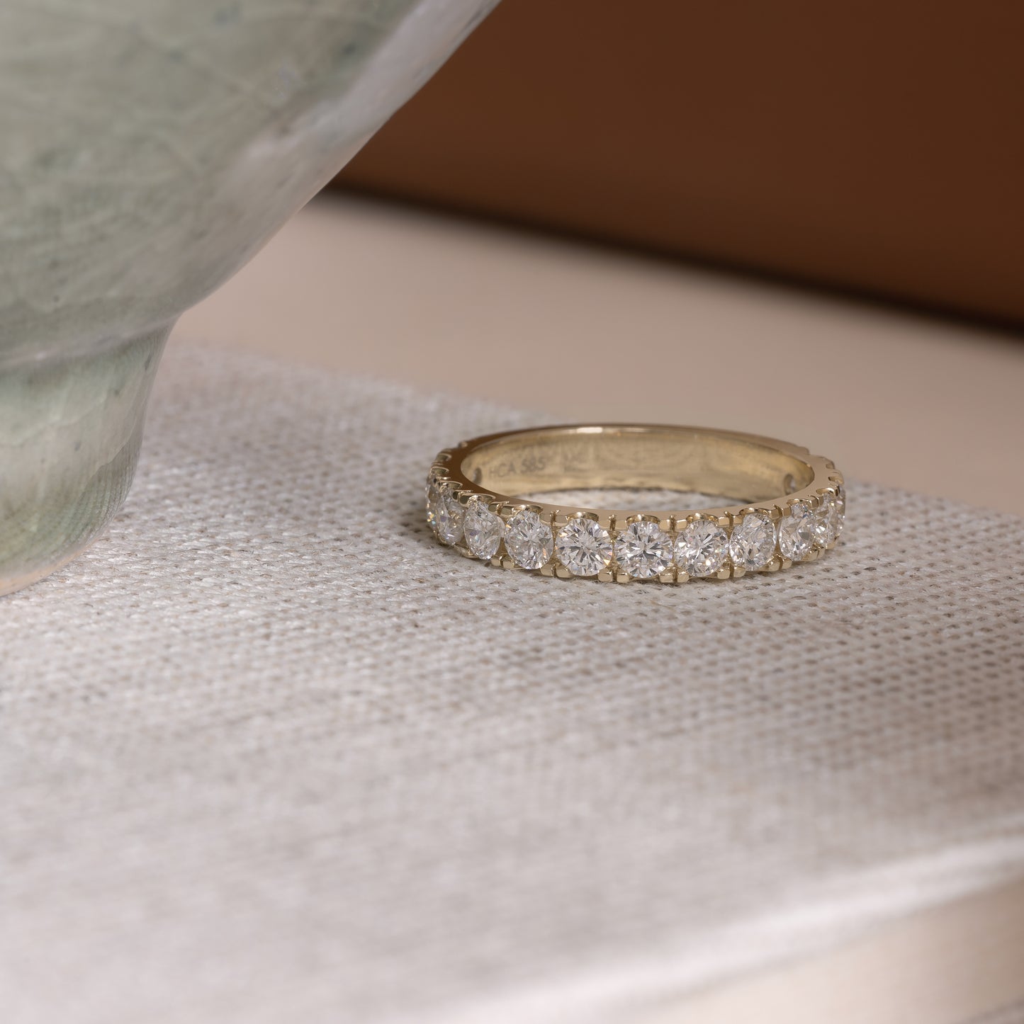 Malin Diamond eternity ring 585 guld 14k 14ct yellow gold white rødguld hvidguld solid polished blank classic feminine klassisk slim tynd smal massiv minimal simple simpel modern timeless diamant lab-grown hvid forlovelsesring engagementring ct carat handcraftedcph handcrafted jewelry Copenhagen handmade danish design