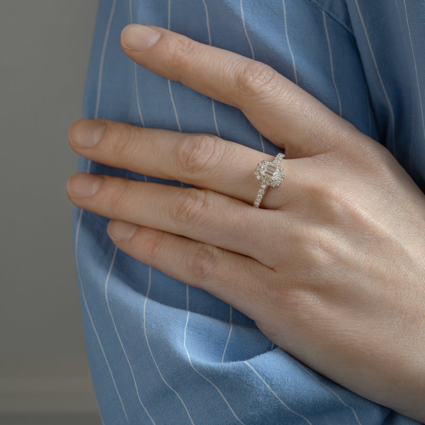 Margaret Emerald Halo Diamond ring 585 guld 14k 14ct yellow gold white rødguld hvidguld solid polished blank emerald cut classic feminine klassisk slim tynd smal massiv minimal simple simpel modern timeless diamant lab-grown hvid forlovelsesring engagementring ct carat handcraftedcph handcrafted jewelry