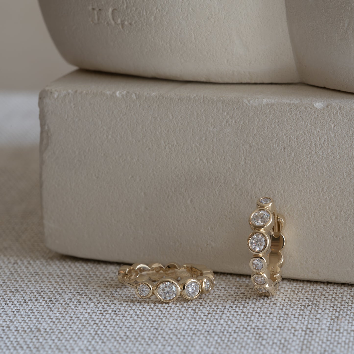 Norma Moissanite hoops 375 9k gold guld øreringe sten feminine simple simpel modern klassisk classic tidløs timeless style elegant elegante classy handcraftedcph handcrafted jewelry copenhagen handmade danish design contemporary