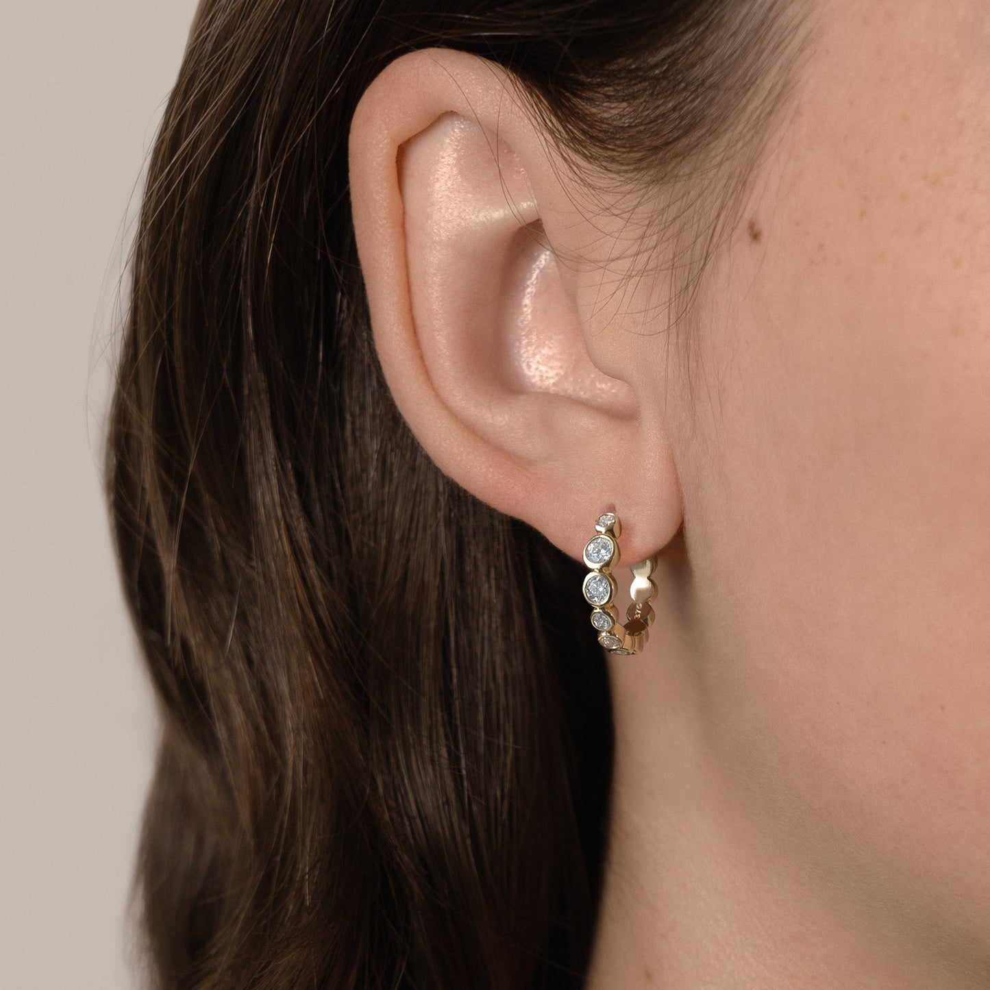 Norma Moissanite hoops 375 9k gold guld øreringe sten feminine simple simpel modern klassisk classic tidløs timeless style elegant elegante classy handcraftedcph handcrafted jewelry copenhagen handmade danish design contemporary