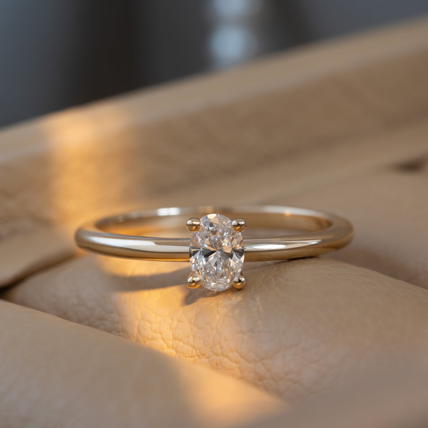 Oval solitaire ring 585 guld 14k 14ct yellow gold solid polished blank classic feminine klassisk slim tynd smal massiv minimal simple simpel modern timeless diamond diamant lab-grown hvid forlovelsesring engagementring handcraftedcph handcrafted jewelry copenhagen handmade danish design