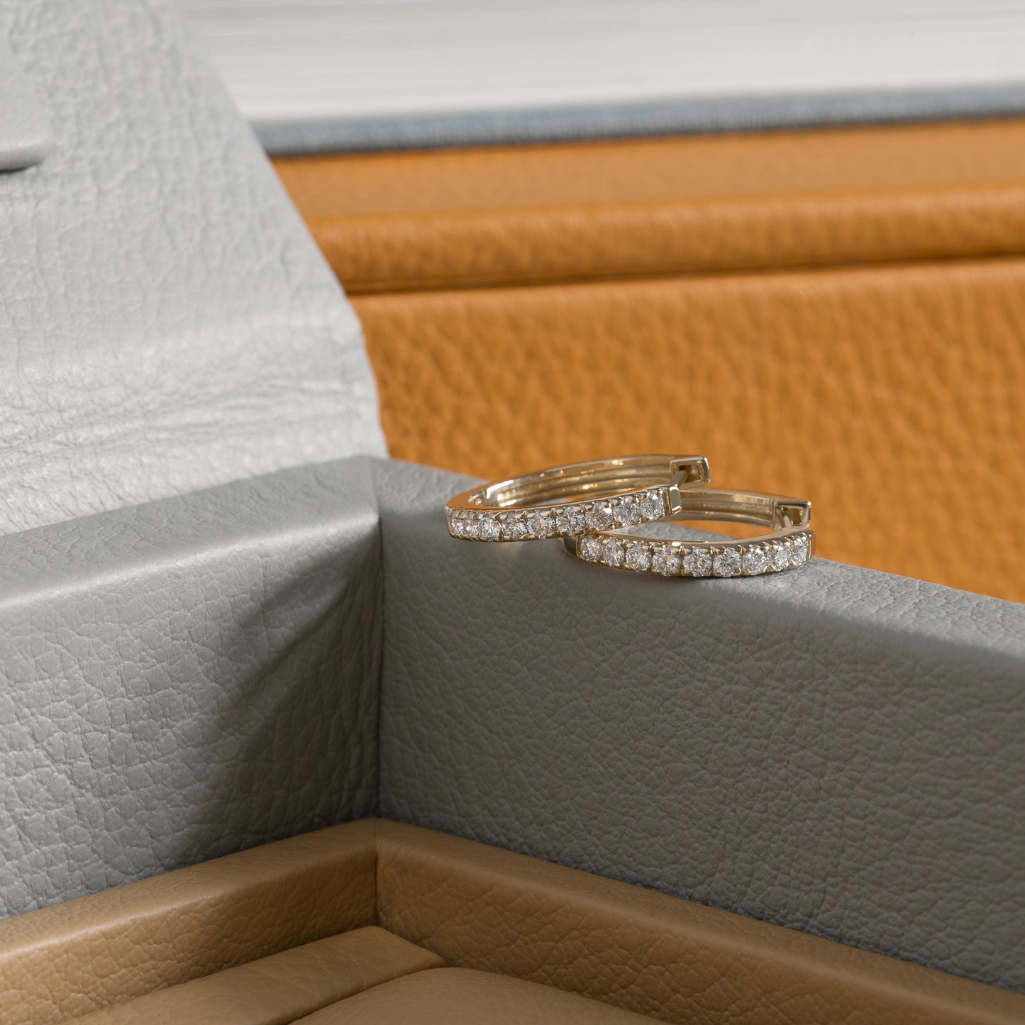 Palma hoops creol creoles øreringe handcraftedcph white diamond diamant laboratorie lab lab-grown 14k 585 solid gold earrings ren massiv guld elegant timeless handmade handcrafted handcraftedcph danish design classic klassisk tidløs 16mm