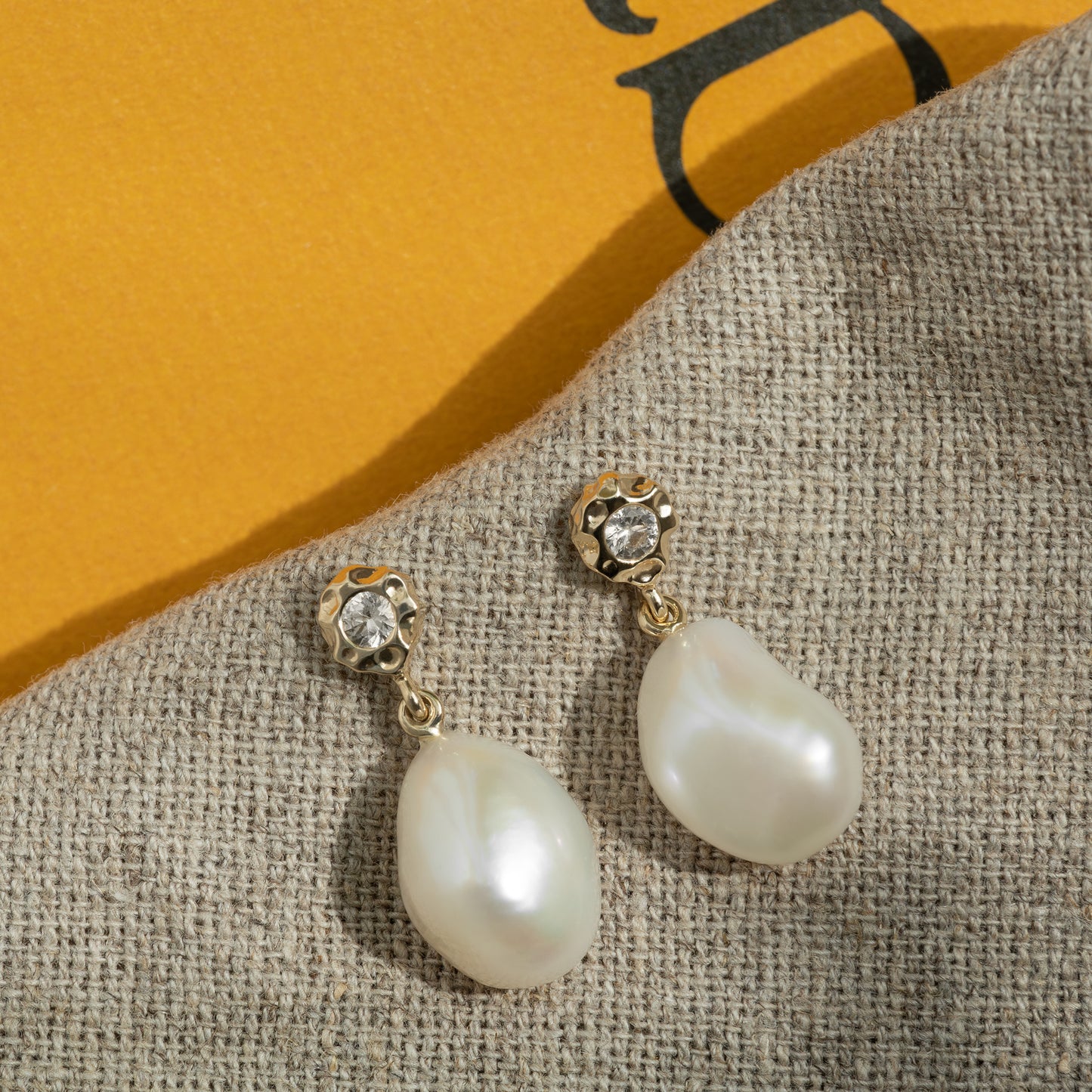 Salome Pearl Ear Studs 375 9k solid gold massivt guld perle classic elegant klassisk safir hvid white sapphire handcraftedcph handcrafted fine jewelry copenhagen handmade danish design contemporary simple statement earrings freshwater ferskvandsperle