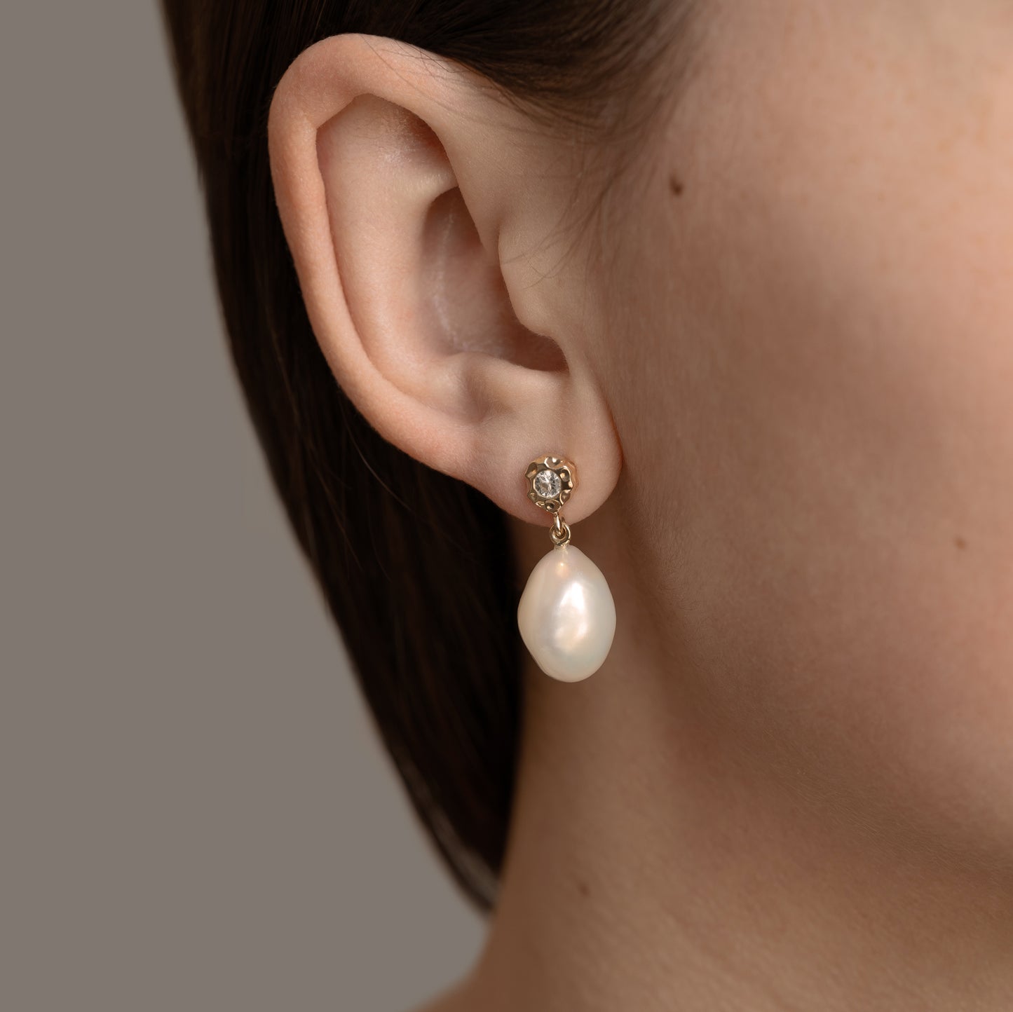 Salome Pearl Ear Studs 375 9k solid gold massivt guld perle classic elegant klassisk safir hvid white sapphire handcraftedcph handcrafted fine jewelry copenhagen handmade danish design contemporary simple statement earrings freshwater ferskvandsperle