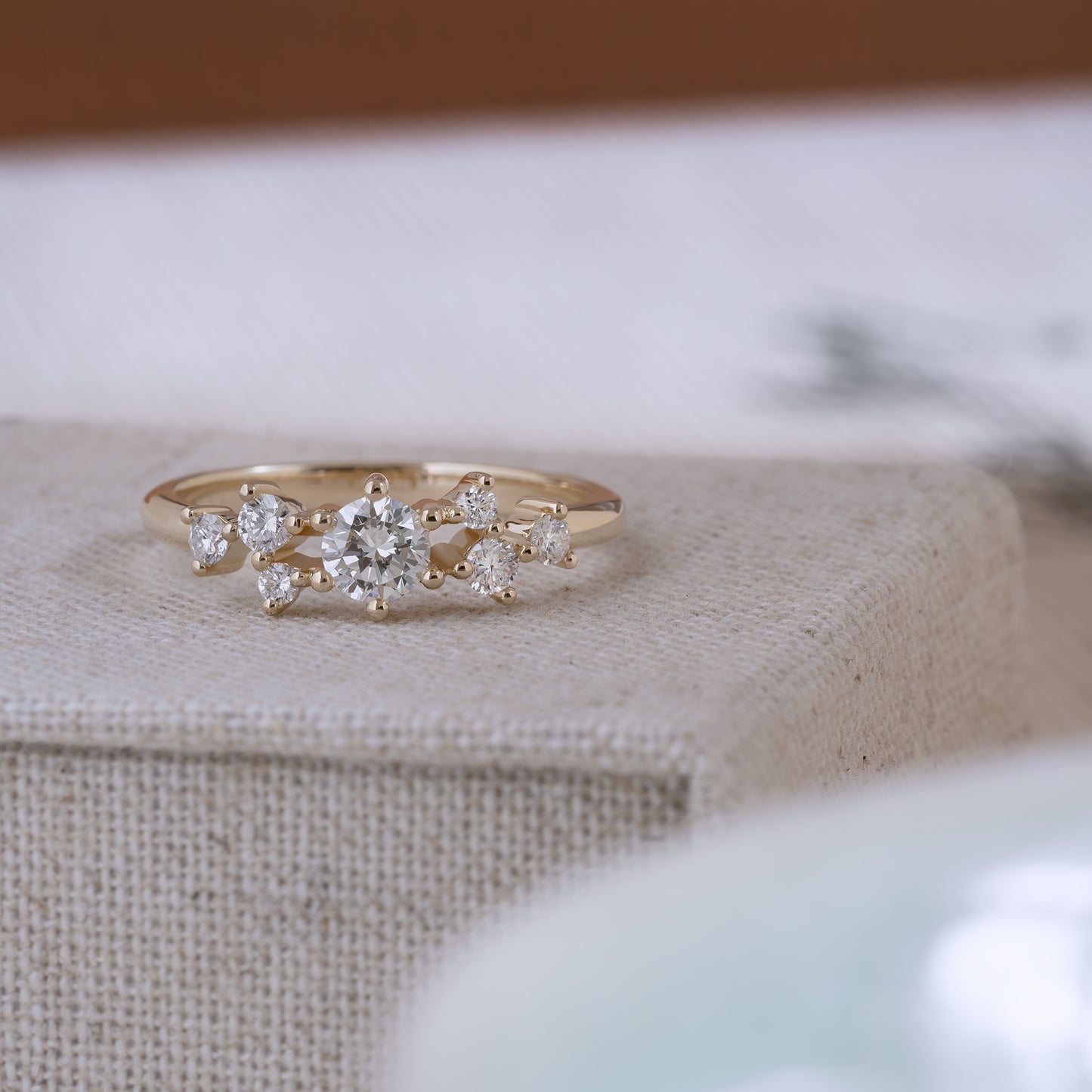 Selma Diamond cluster ring 585 guld 14k 14ct yellow gold white rødguld hvidguld solid polished blank classic feminine klassisk slim tynd smal massiv minimal simple simpel modern timeless diamant lab-grown hvid forlovelsesring engagementring ct carat handcraftedcph handcrafted jewelry Copenhagen handmade danish design