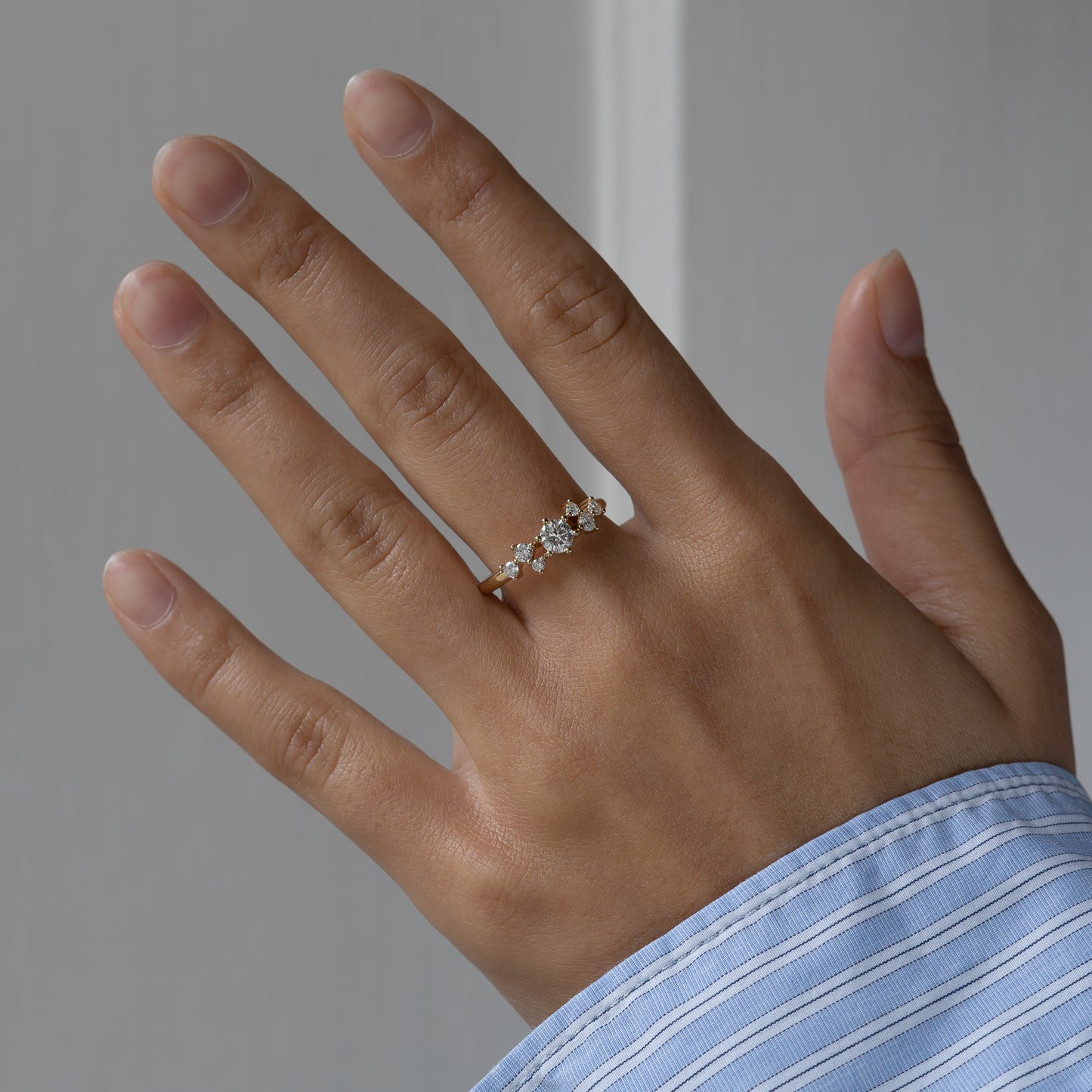 Selma Diamond cluster ring 585 guld 14k 14ct yellow gold white rødguld hvidguld solid polished blank classic feminine klassisk slim tynd smal massiv minimal simple simpel modern timeless diamant lab-grown hvid forlovelsesring engagementring ct carat handcraftedcph handcrafted jewelry Copenhagen handmade danish design