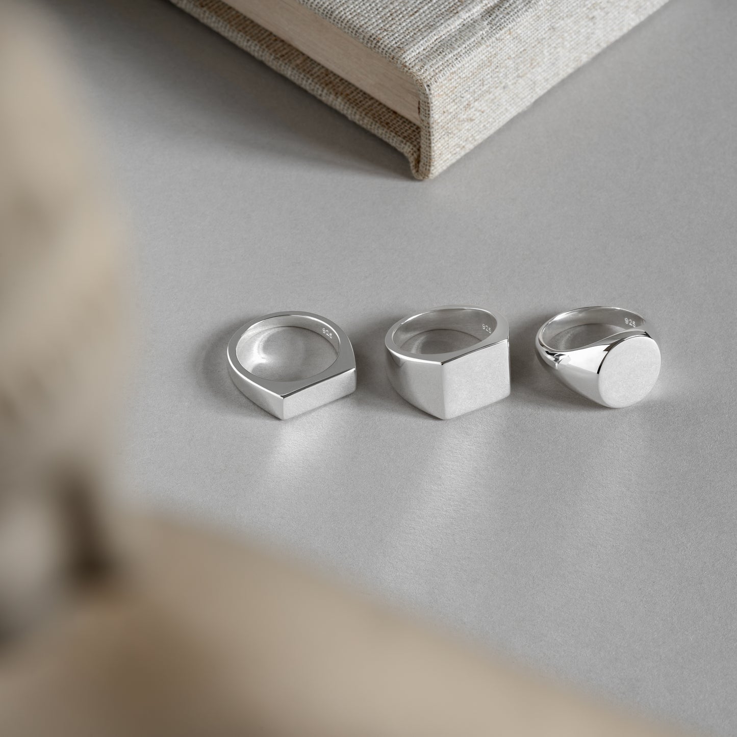 Fabio Carlo Martino Signet ring 925 silver sølv solid polished blank signetring round square classic feminine masculine maskulin feminin klassisk chunky massiv minimal simple simpel modern timeless handcraftedcph handcrafted jewelry Copenhagen handmade danish design