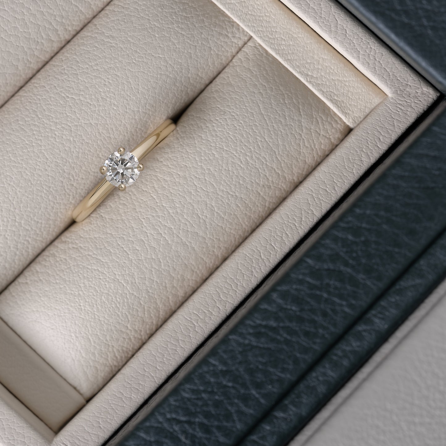 Round Diamond solitaire ring 585 guld 14k 14ct yellow gold white rødguld hvidguld solid polished blank classic feminine klassisk slim tynd smal massiv minimal simple simpel modern timeless diamant lab-grown hvid forlovelsesring engagementring 0.30 0.50 0.75 1.0 ct carat handcraftedcph handcrafted jewelry Copenhagen handmade danish design