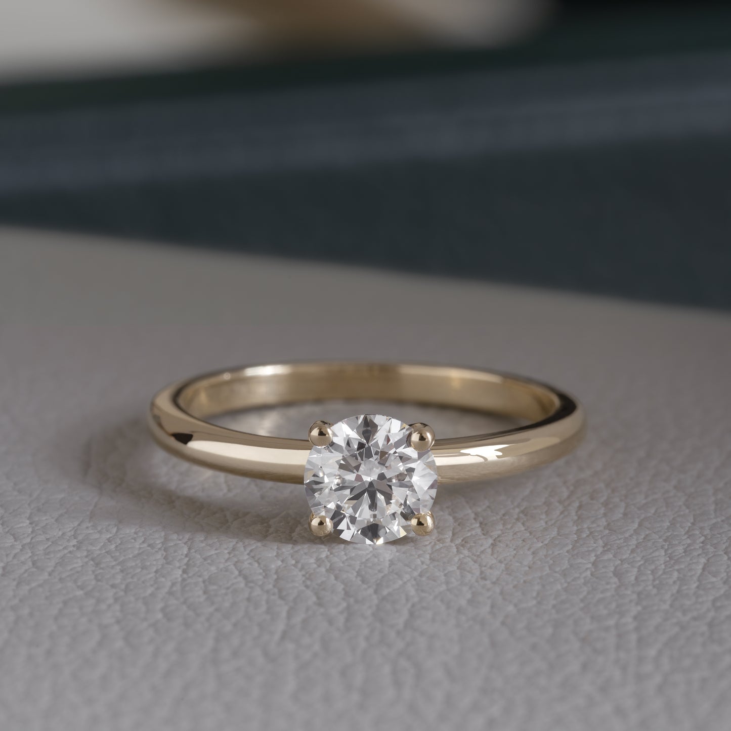 Round Diamond solitaire ring 585 guld 14k 14ct yellow gold white rødguld hvidguld solid polished blank classic feminine klassisk slim tynd smal massiv minimal simple simpel modern timeless diamant lab-grown hvid forlovelsesring engagementring 0.30 0.50 0.75 1.0 ct carat handcraftedcph handcrafted jewelry Copenhagen handmade danish design